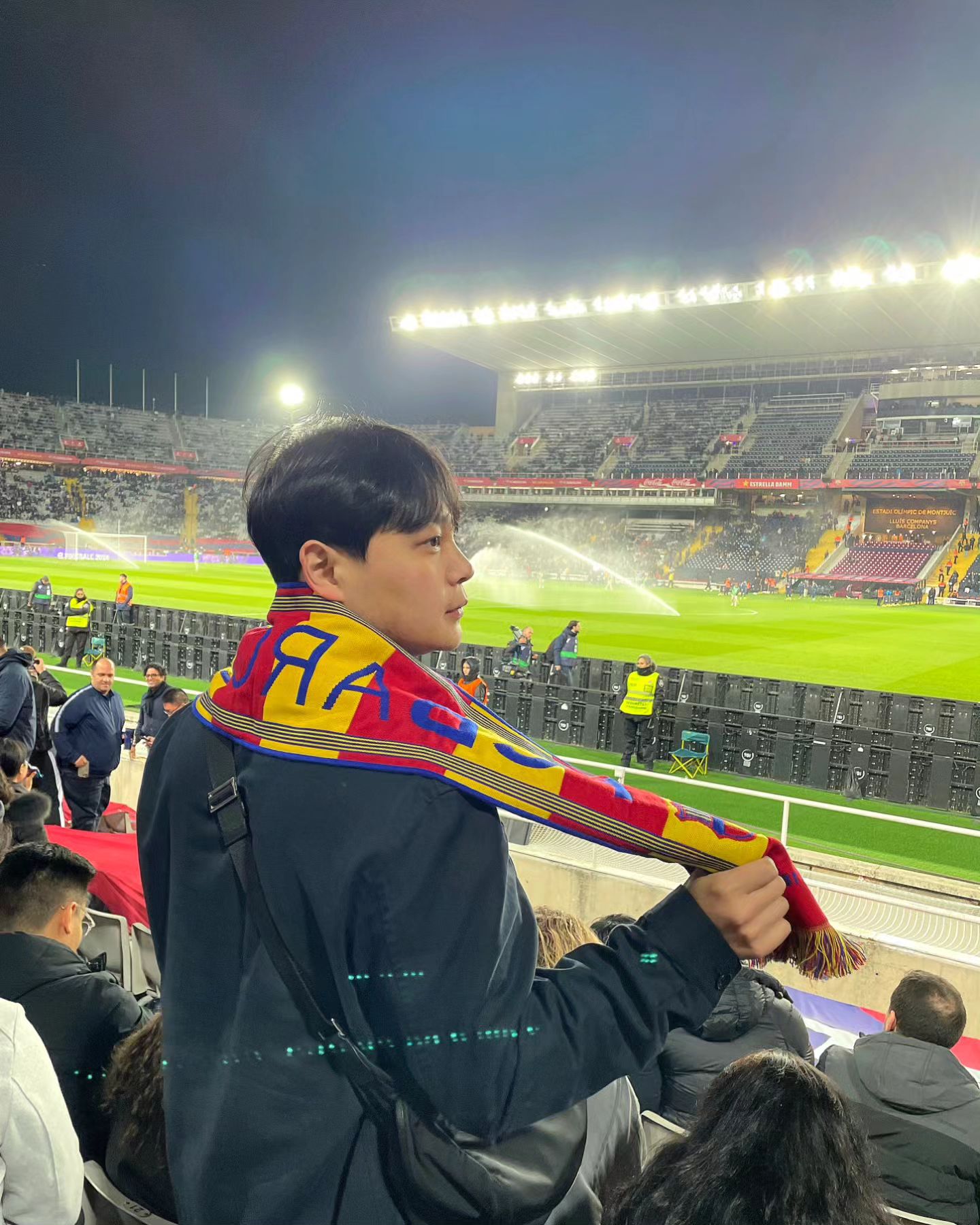바셀 직관⚽️

캄프누는 아니지만 축구에 진심인 수많은 바셀 팬들과 함께

그리고 아무것도 못하는 레반돕!

#신혼여행 #fcbarcelona #barcelona