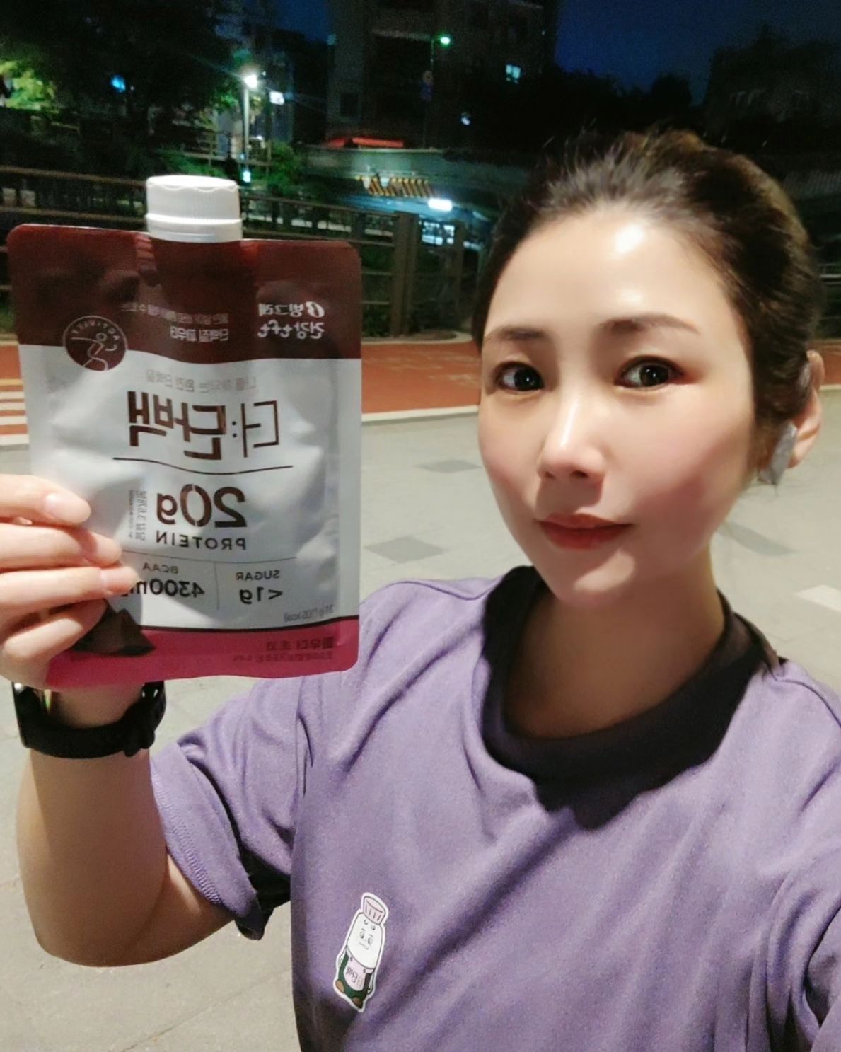 #더단백 #더단백챌린저스7기 #F45 #마이라이프체인징더단백

21일동안 더:단백과 함께 나만의 운동 챌린지 도전💪💪💪

어느덧 4일차!
처음 세웠던 조금은 빡샌? 목표처럼 열심히 하고 있지만~🤭
요즘 날씨가 좋아서 헬스장 가기가 힘든...나란사람은
야외에서 봄 날씨를 만끽하며
워밍업을 하고 웨이트를 하고 있어요~🤣🤣

나를 채우는 #완전단백질
운동 후 #단백질 은 필수!!💪
더:단백으로 단백질 맛있게 채우고 득근득근🏋🏻‍♂️

✔️ 나는 21일간 더:단백과 함께 
몸도 마음도 건.강.히! 주 5일, 2시간 이상 운동 하기 !
미션을 완수하겠습니다. 🤚

맛있고 건강한 단백질 음료, 더:단백!💜
더:단백 과 함께하는 특별한 도전‼️

 

#더단백챌린저스 #오운완 #운동크루 #챌린지 #운동하는여자 #운동 #단백질쉐이크챙기기💪  binggrae_thedanback