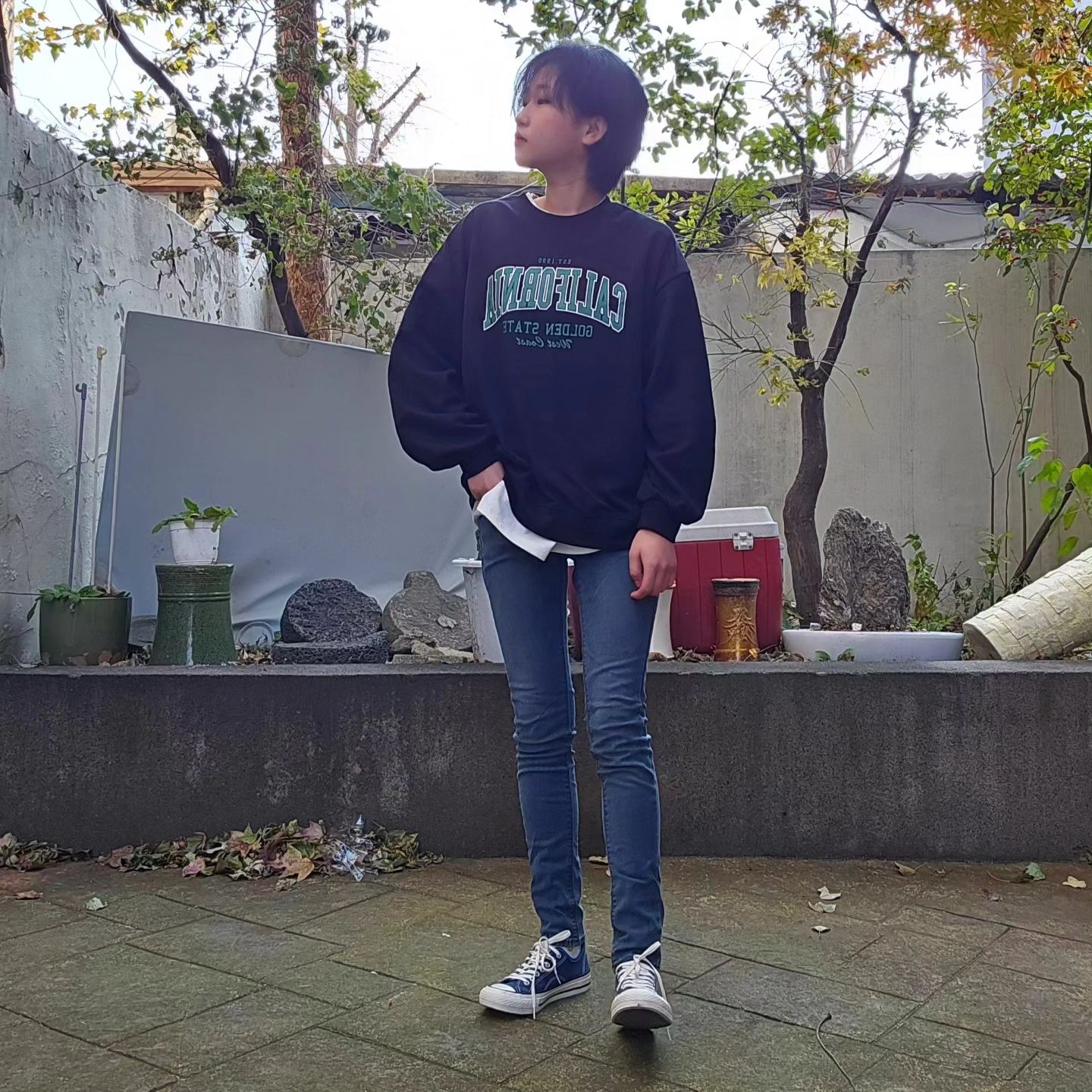#협찬 followings_official 💑커플룩으로 딱! 커플끼리 착용하기 좋은 맨투맨을 소개합니다! ❄️

오늘부터 날씨가 점점 추워져서 옷차림에 고민이 되시는 분들도 계시죠~?

이 맨투맨은 기모는 아니지만 짱짱한 원단을 사용하여 보풀이 적고, 두께감도 적당해서 아우터 안에 입기에도 좋아요. 가을에 그냥 착용하기에도 딱이에요! 🍂

또한, 넓은 어깨선을 가진 제품이기 때문에 남성분들이 착용하시기에 딱일것같아요! 커플끼리 함께 입어도 멋스러울 거예요~ 💏

가장 좋은 점은, 이 제품의 가격입니다. 만원대라 부담 없는 가격에 커플룩을 맞출 수 있어서 정말 추천드립니다! ✅

추운 겨울이 오기 전에 지금 당장 #팔로잉즈 에서 확인해보세요!

#커플맨투맨 #남녀공용맨투맨 #남자맨투맨