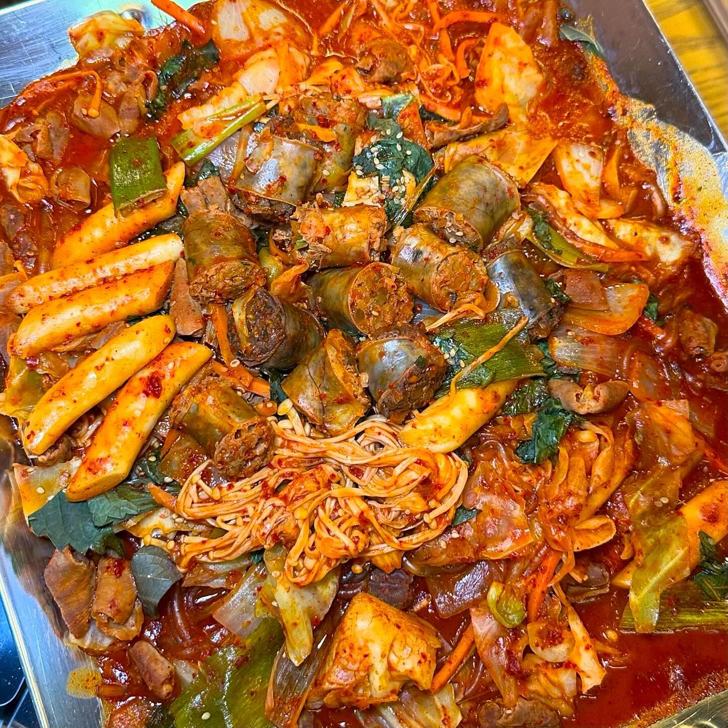 🐽 284번째 메뉴 : 혜화역 순대실록

순대의 달인, 전통 순대맛집인
#순대실록 대학로본점에 다녀왔어요 😁

여기 순대도 진짜 맛있는데, 깍두기 맛집이예요 …
깍두기가 짜거나 자극적이지 않고 
적당히 달면서 시원한 맛이 일품이였어요 👍

촉촉한 삼겹수육과 전통순대에 
부추무침 올려먹으면 최고의 조합 👏🏻👏🏻

순대곱창볶음에 통통한 순대가 가득 들어있어서 
양껏 먹을 수 있어서 좋았어요 👍
특히 양념이 맛있어서 양념을 졸여서 
마지막에 볶음밥 비벼먹으면, 너무나도 완벽한 마무리예요 ‼️

슬러시 오미자, 슬러시 식혜는
꼬오오오옥 먹어야하는 필수템 !!!! 
살얼음 씹히면서 갈증이 싹 가시더라구요 
인위적으로 단맛이 아니여서 넘 맛있었어요 

서비스로 나오는 국물에 순대도 넉넉히 들어있고
전통순대도 너무 맛있어서 재방문하고 싶은 맛집이예요! 

🌠 가게 : 순대실록 대학로본점
🌠 주소 : 서울 종로구 동숭길 127 우성빌딩
🌠 영업시간 : 09:00 〰️ 23:30