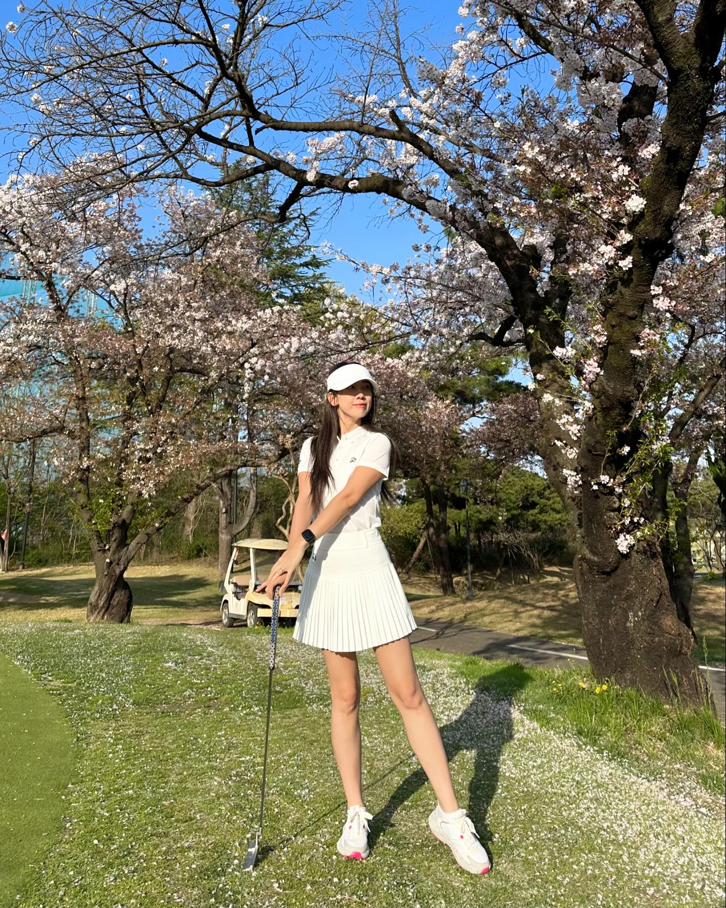 #협찬
라운드만 잡으면 비오고 저도 벚꽃라운드 막차 탔어요🌸
완벽한 만개 벚꽃은 아니였지만...😂

보풀과 구김에 매우 뛰어난 피케 올 화이트룩은 진리죠🤍🤍
이런 깔끔한룩은 라운드룩이 아닌 일상룩에도 너무 예쁠것 같아요
청바지에는 흰티🤍
투에니스홀 로고 너~무 귀엽지 않나요😍
👕👗 20th_hole 
.
 #투에니스홀 #20thhole #투에니더그 #골프코디 #골프웨어 #골프웨어추천 #스포츠 #골프 #여름티셔츠 #여자티셔츠 #카라티셔츠 #테니스 #여자카라티 #데일리 #스포츠웨어