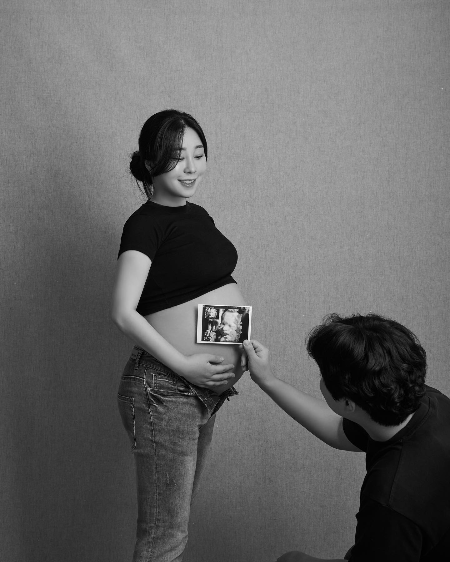 #10개월임산부 D-19👶🏻🫧
8개월에 찍었던 배불뚝이 기념샷📷
고민하다 소소하게 오빠랑 20분컷 흑백 셀프사진관!
복땡아 우리 천천히 건강하게 만나자🤍