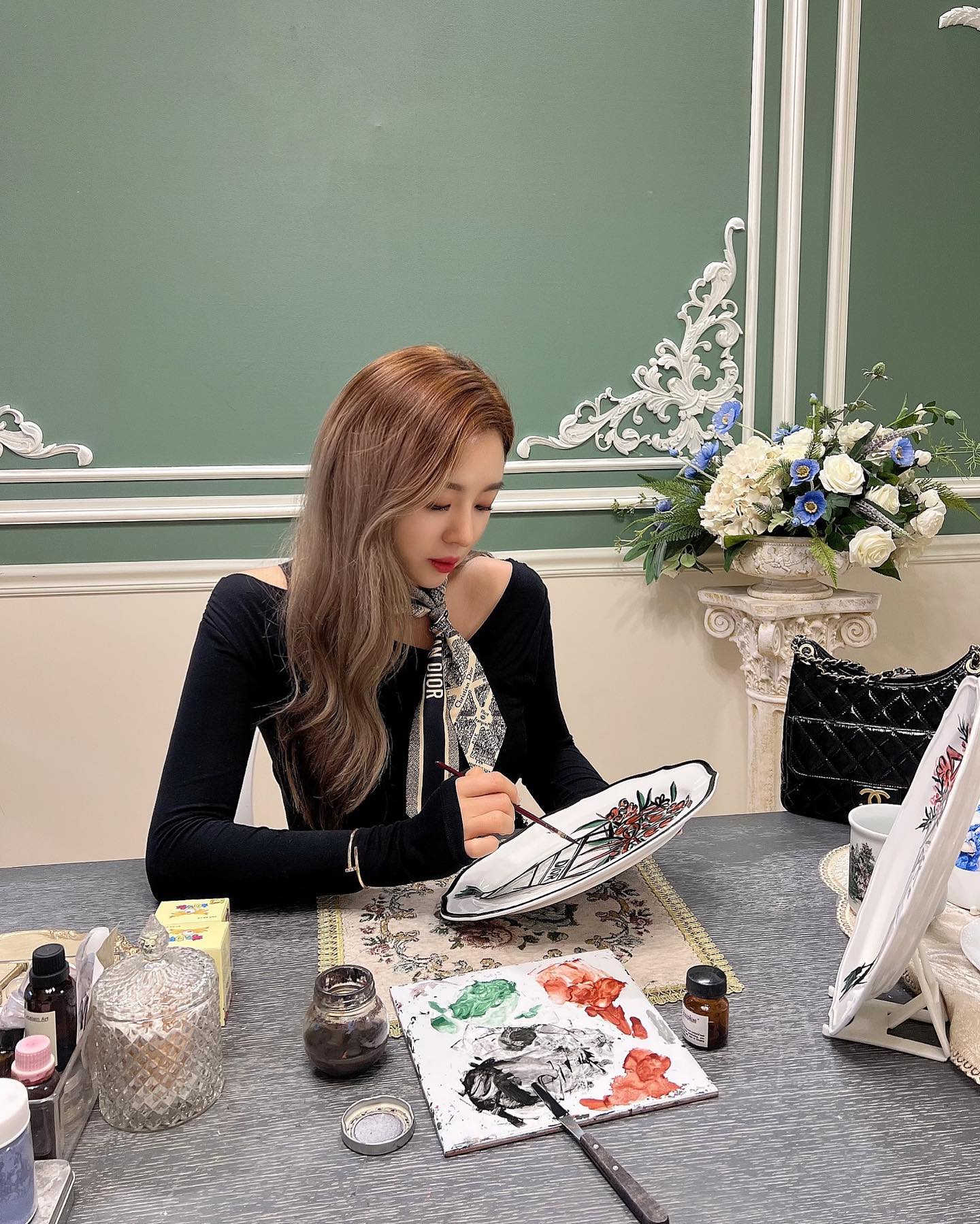 생애 첫 포슬린아트 다녀왔어요😍
사실 이런 취향은 저보다 엄마쪽에 훨씬 가까워서
예쁘게 만들어 엄마 선물해 드리려고 했는데에......!!!!!
너무 마음에 들어서 먼저 갖어버려야 할 것 같아요🤭

김매니저랑 와인 안주 놓을 생각에 설레버림~~~~❤🎄🍷

쌤께서 보여주신건 프라다 꽃다발 그림이였는데
마침 제가 하고 간 디올 미차가 눈에 들어와서
디올 꽃다발로 변신했어요!!!!!ㅎㅎㅎㅎㅎ💐
꽃도 디올 자수에 있는 꽃들로 비슷하게 채워주고🫶🏻

한때 미술 A+ 나왔던 나라구! (10여년전....)
엄청 집중해서 하니 손 빠르다고 놀라시더라구요ㅋㅋㅋㅋㅋ
뭐든지 후딱 하는 성격이 여기서 또 나왔나봐요.........🥹

그나저나 엄마께서 들꽃 앵콜을 외치셔서
아마 조만간 다시 찾을것 같아요........ㅋㅋㅋㅋ😝

으 오늘도 재밌었다 포슬린아트 포린이💓💓

#예슬림 
#포슬린아트