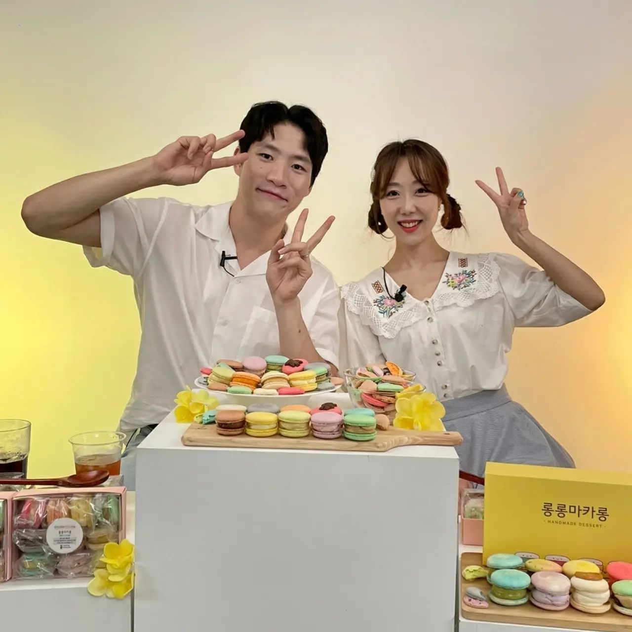 #마카롱방송 #식품쇼호스트 

사실 오늘 일어나자마자
배가 너무 아파서 병원을 다녀왔는데요🤒

마카롱 방송 기대하고 있었는데
컨디션이 안 좋아서 넘 속상했어요..🥲

그래도 주사 맞고 방송 전까지 쉬고 갔더니
다행히 마카롱 방송 재미있게 하고 왔답니다❣

역시 방송할 때가 제일 재밌고 행복한 거 같아용!
그 와중 신나게 먹었다는거ㅋㅋ

실제로 롱롱마카롱은 좋은 버터 써서 많이 달지도 않고 느끼하지 않기도 했지만!!

좋은 PD님들의 편안한 분위기와
김주호 쇼호스트와 함께해서 더 재밌게 할 수 있었던 거 같습니다! 다음엔 뚱카롱도 한대요♡