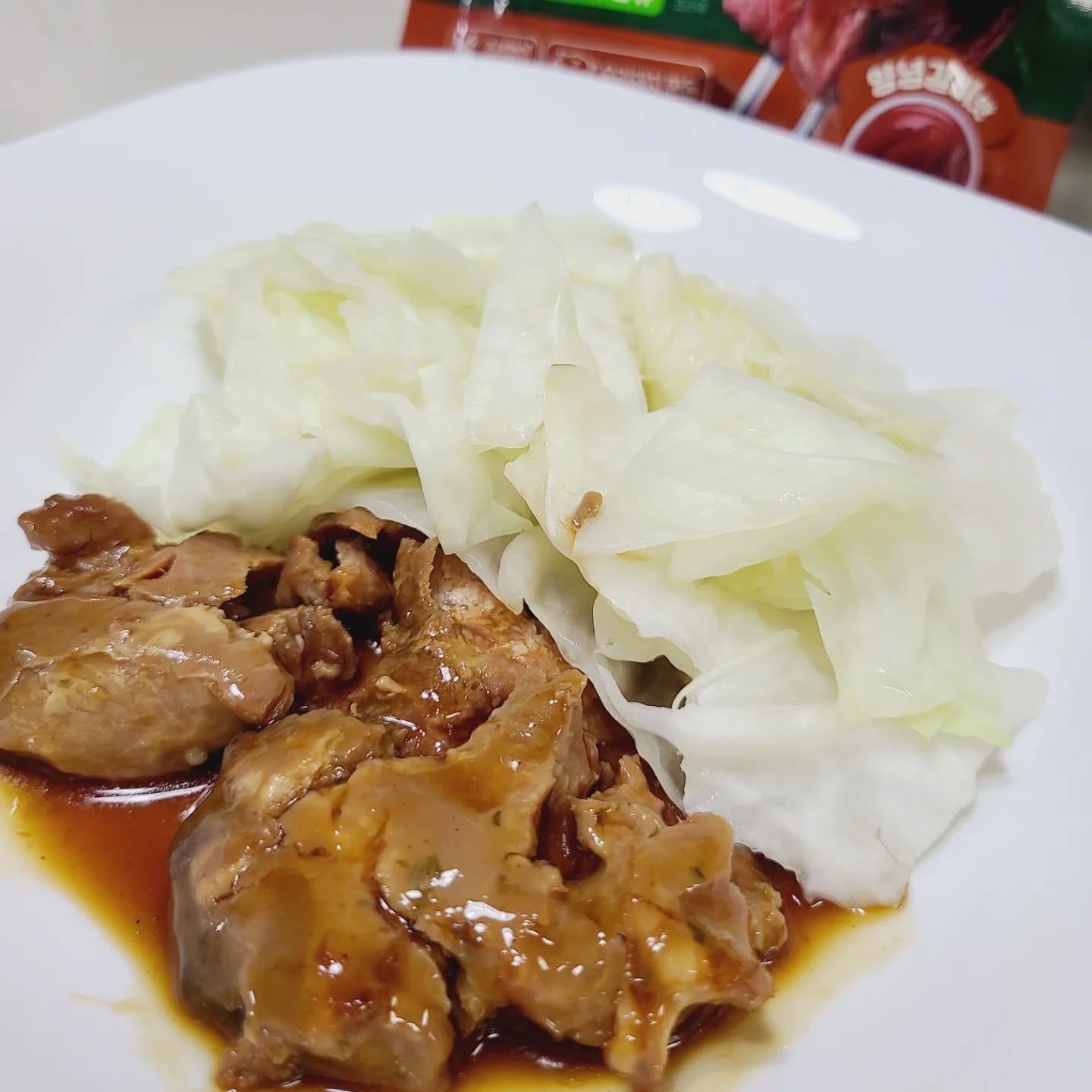 #다이어트 #고기어트 #협찬 
요즘 다이어트 중😁
집에서 맛난 식단으로 한 끼 하고 
울동네 한시간 정도 뛰고 걷고!!

고기를 좋아하는 내게 간단하게 먹을 수 있는
간편식 발견🖐
고기어트 🥩

나만을 위해 음식을 따로 준비하기 어려운
사람들을 위한 초간편식 

살균공정으로 실온보관이 가능한데
무방부제, 무보존료라니!  기술이 신기함
1팩120g ,칼로리는  157kcal, 단백질 21g
칼로리에 비해 높은 단백질함량으로
나 같은 고기러버들에게 희소식!!

굽지 않아서 넘 편한데 
맛도 넘 맛나다!!

양념갈비맛과 저크바베큐맛 
달콤한 맛을 좋아하시는 분은 양념갈비맛
매콤한 맛을 좋아하시는 분은 저크 바베큐맛

뜯기 전 봉지째 으깨주면 양념도 골고루 스며들고
폴드포크로 변신.

그냥 바로 먹어도 좋고
다른 재료 첨가해서 아이들 간식으로도
만들어 먹여도 굿굿😀

다이어트 중 음식보관이 어려우신 분들게
더욱 추천드려봅니다!!

#단백질식단#저지방고기#고기식단#다이어트식단#단백질간편식#실온보관간편식#실온보관단백질#헬스식단#저칼로리식단#간편식#저지방돼지고기