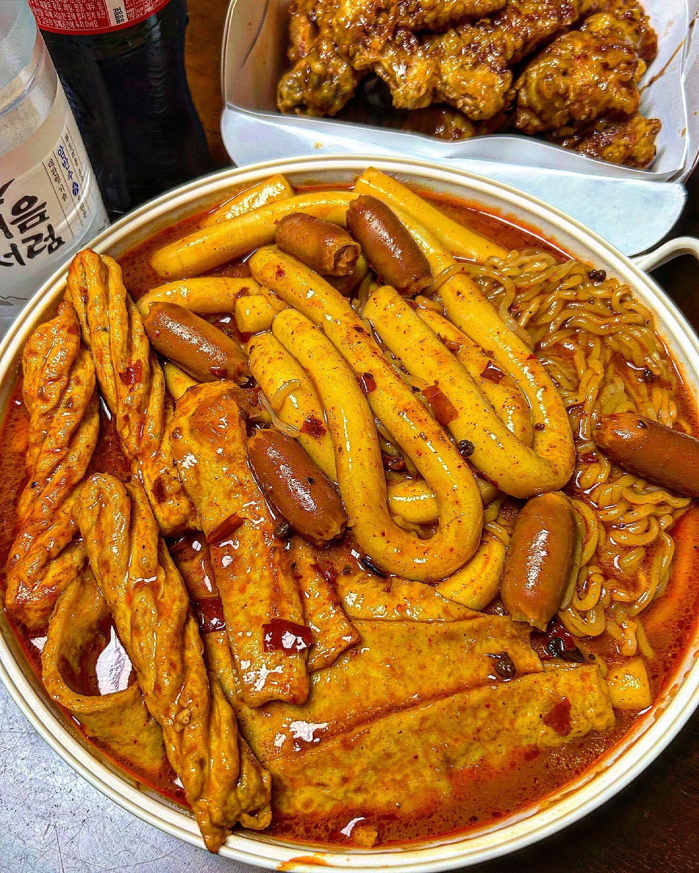 #마라마라떡볶이 에 골드킹 조합으로 맛있는거
옆에 맛있는거 >_< ♥️♥️♥️ #상품지원 
⠀
미인떡볶이는 떡도 쫄깃하게 맛있는데 소스도 맛있어서 기대하고 먹었는데 역시나 맛도링 자극조합으로 골드킹과 먹어도 잘어울림^_^ 소스가 쫙 밴 떡이랑 봉어묵은 닥 맛있고 먹다보니 우유나 생크림 넣어서 로제마라로 먹어도 맛있겠더라고용? 다음 자극 조합은 요기 생크림 넣어서 #마라크림떡볶이에 골드킹 고고고🥰🥰🥰
⠀
구입은 welcome_miin 
⠀
#마라떡볶이 #미인떡볶이 #떡볶이 #떡볶이투어 #떡볶이택배 #떡볶이밀키트 #떡볶이추천 #떡볶이맛집 #골드킹 #돼지파티 #야식스타그램 #야식메뉴 #먹스타 #집들이음식 #먹스타맞팔