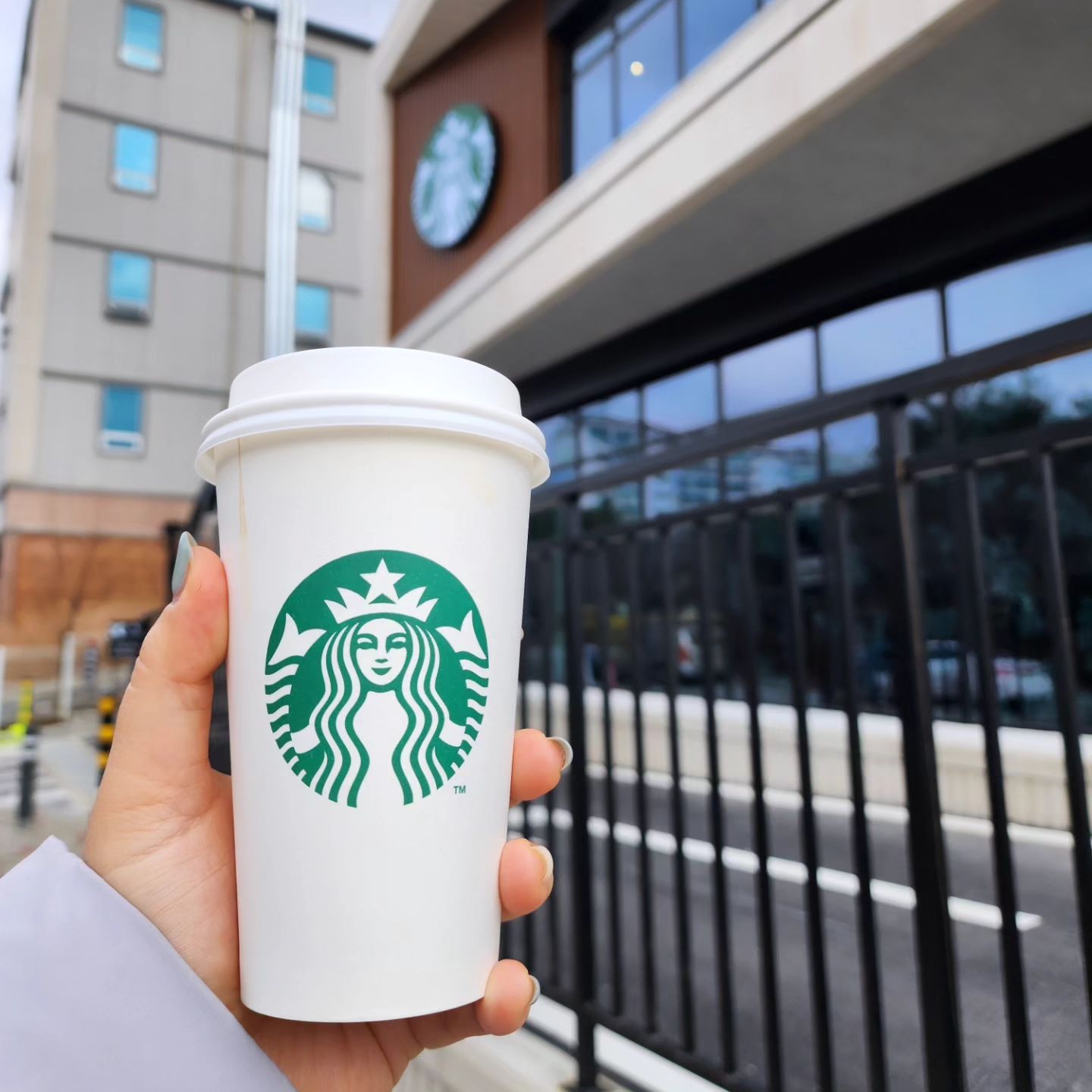 #스세권 #스타벅스계룡대실dt 

오전운동길에 들른 스벅☕️
우리동네도 스세권이다 헷
조금만 더 넓었으면 더 좋았겠지만
만족쓰🤎

#계룡대실지구
#시골아니다