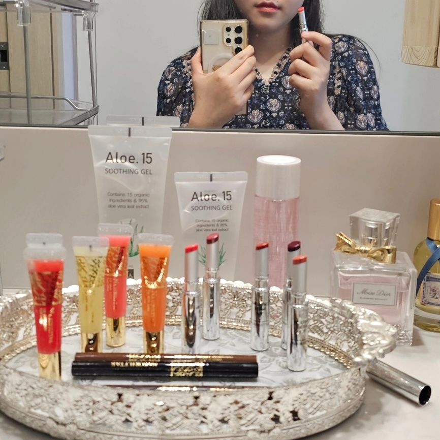 #협찬

다양한 색상에 골라쓰는 재미가 있는 #나어릴때 #립스틱 

제 선택은 4번 코랄 오렌지 컬러에요 난 역시 이 색이 좋더라 ㅠㅠㅠ
발색력 짱인것도 그렇지만 촉촉한게 탱글탱글한 입술이 만들어져 색감 완전 무슨 일..

쫀쫀하게 밀착되어 들뜨는 거 없이 찰떡같아요

발색된거 보면 하나쯤 화장대에 있어야 하는 색상들이라 더 마음에 들어요 이번에 조카 돌잔치에 다녀왔는데 나어릴때 립스틱과 아이라이너로 풀메 하고 다녀왔는데 화장 넘 잘 나와서 굿굿

 #나어릴때 #cosmetics #cosmetic #코덕스타그램 #코덕그램 #립 #립스틱 #립밤립스틱 #립스타그램 #립덕후 #립스틱추천 #립스틱선물 #립스틱세트 #립스틱바르기