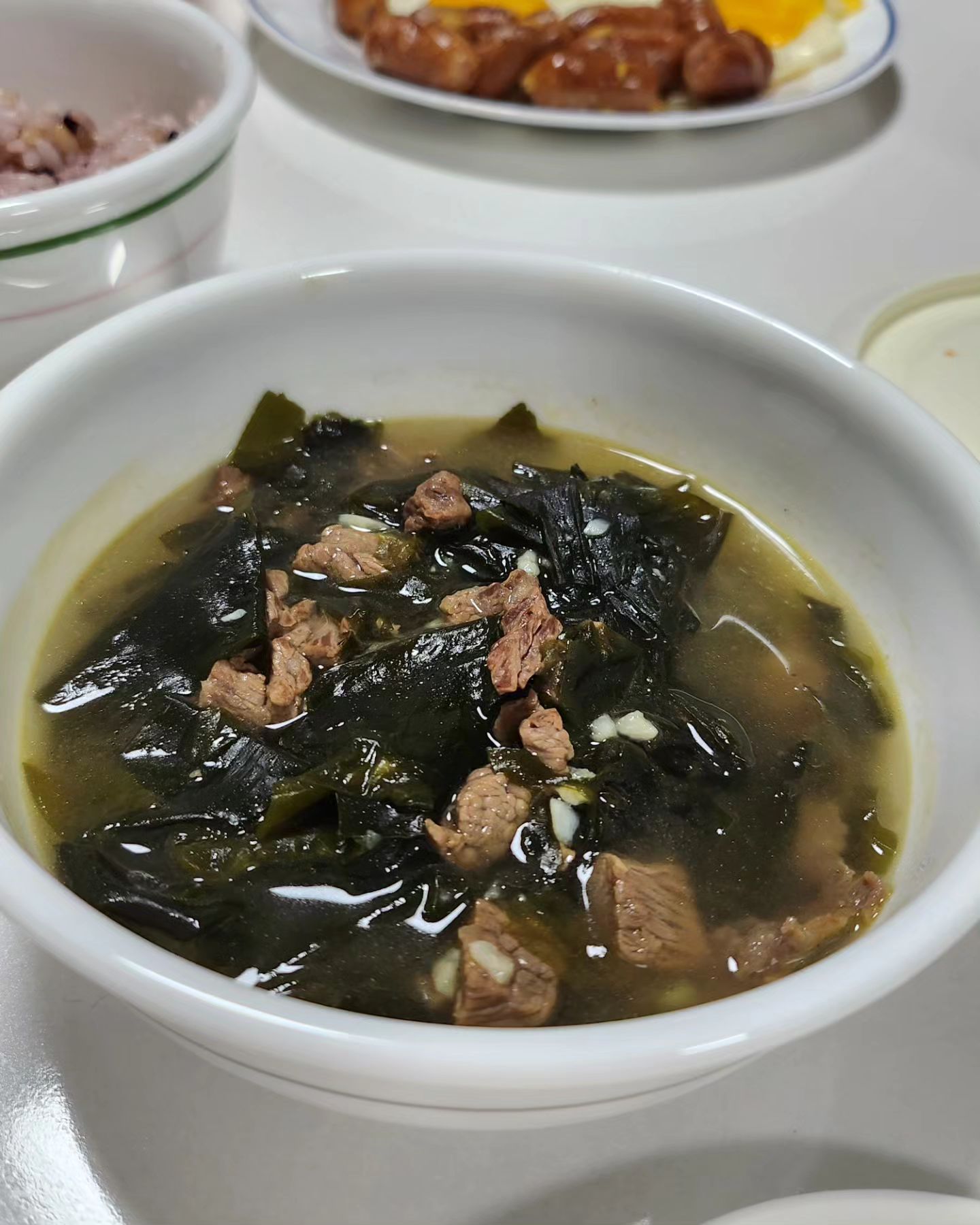 .

요린이도 가능한 요리는 미역국!!
소고기미역국 끓이기 엄청 쉽다 🙂
엄마아빠 생신에도 이제 내가 끓여드려야징😆

#자취생요리 #소고기미역국 #요린이