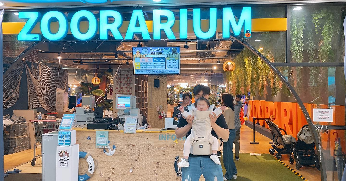 *
실내동물원 금천 쥬라리움!
팔에 문신한 여자직원이 토끼랑 촬영하다가 토끼만지지 말라고 애기 팔을 밀쳐내서 깜짝 놀람

애기는 울고 우린 너무 당황했음
손대는 것만 막으면 되지 애를 밀칠 것 까진 없잖아???
뒤에 줄도 길고 사람들도 기다리고 있어서 거기서 언성높이면 사람들 시간뺏을까봐 참았는데 너무 열받았음

팔에 문신하신 여직원님!
당신이 토끼 돌볼 때 함부로 토끼 굴리고, 높은데서 떨궈도 물건 먼지 털듯 툭툭 털고 쥐고 다니는 거 내가 다 봤어요

12개월짜리가 만진 것도 아니고 만지려고 손 뻗치는데 애를 밀치는 거 보고 기함했습니다 

글구 막말로 사진찍기 체험이면 등에 손정돈 얹어도 되는거 아닌가?? 하 모르겠다 사람들은 또 나보고 맘충이라 하겠지 ㅡㅡ

걍 따질걸 그랬나? 왜 상황이 닥치면 어버버해지는지 모르겠어
바보같은 나놈샛기ㅠㅠㅠ