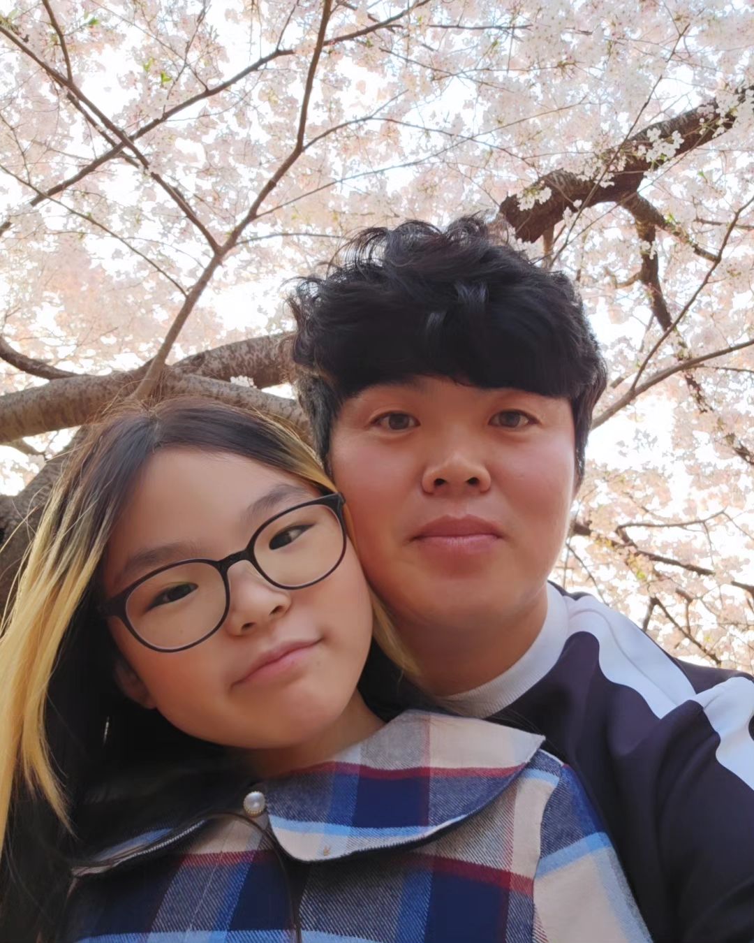 너네 둘이 뭐냐-

찰떡궁합 부녀지간🌸
아니라고 말하고싶지만,
둘이 성격 똑같......🤣

삐진 시혀니를 제일 빨리풀리게 하는건 아빠뿐,
나 몬해몬해...😆

#부녀지간 
#아빠랑딸이랑