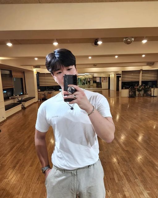 𝐃𝐞𝐨𝐤 𝐲𝐨𝐮𝐧𝐠 on Instagram: "#협찬 #광고 - 👉어깨가 넓어 보이는 핏. 👉팔근육이 강조되는 핏. 👉품이 넓지 않아서 넣어입었을때 깔끔한 핏. 👉뛰어난 신축성 👉운동 시에도