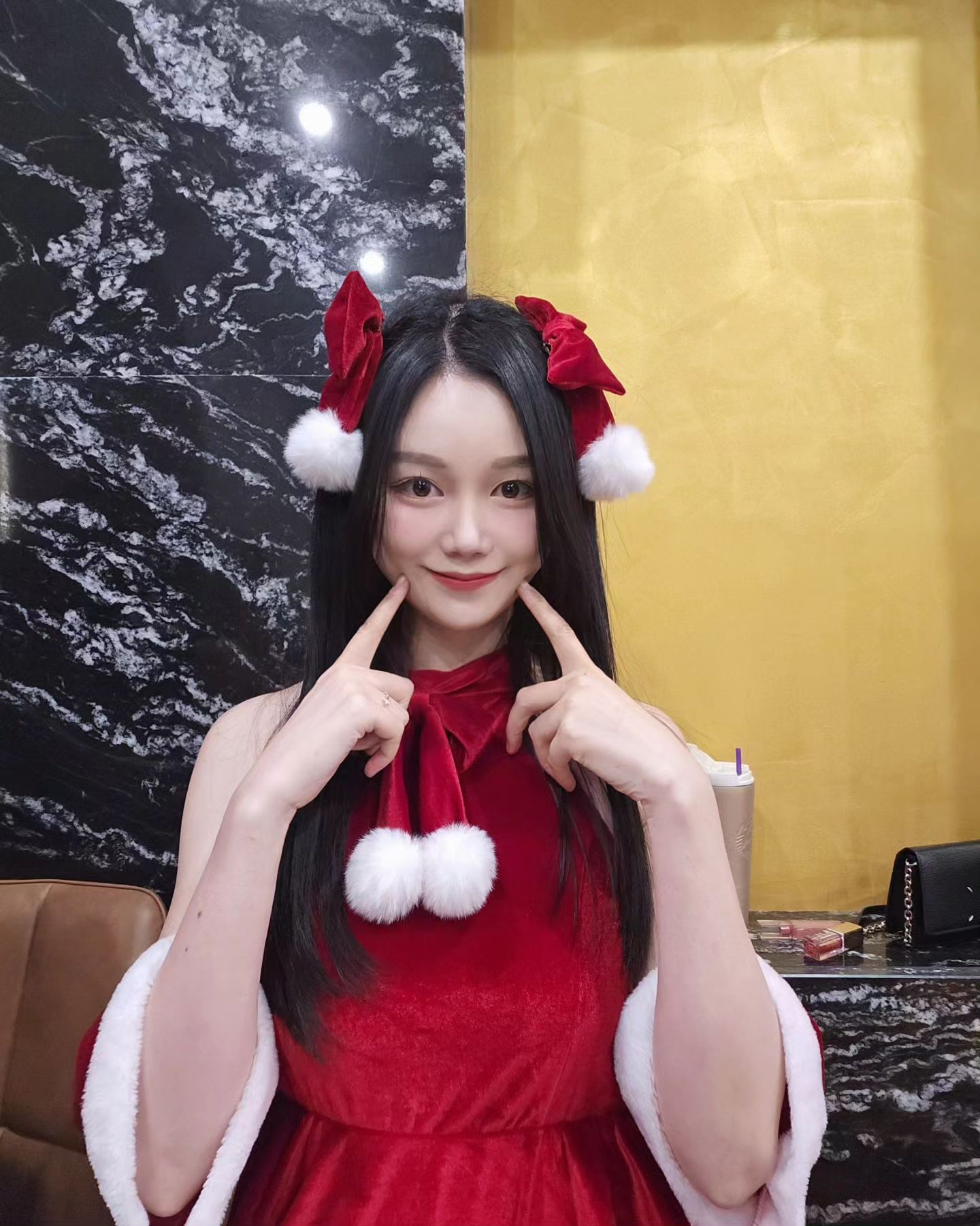 중요한 일정이나 촬영 전에는 끌리메에서 관리를 🥰

해주면 확실히 턱 라인이 살아나요

촬영은 특히 붓기에 예민한데 끌리메 관리를 4-5일 정도 전에 받으면 붓기없는 예쁜 턱선을 가질 수 있을거에요!

저는 끌링 관리 받았는데

끌리메의 전매 특허 끌링으로 살이 턱에 촥 붙는 느낌이 들어서 너무 좋아요

다들 끌링하세요 😍