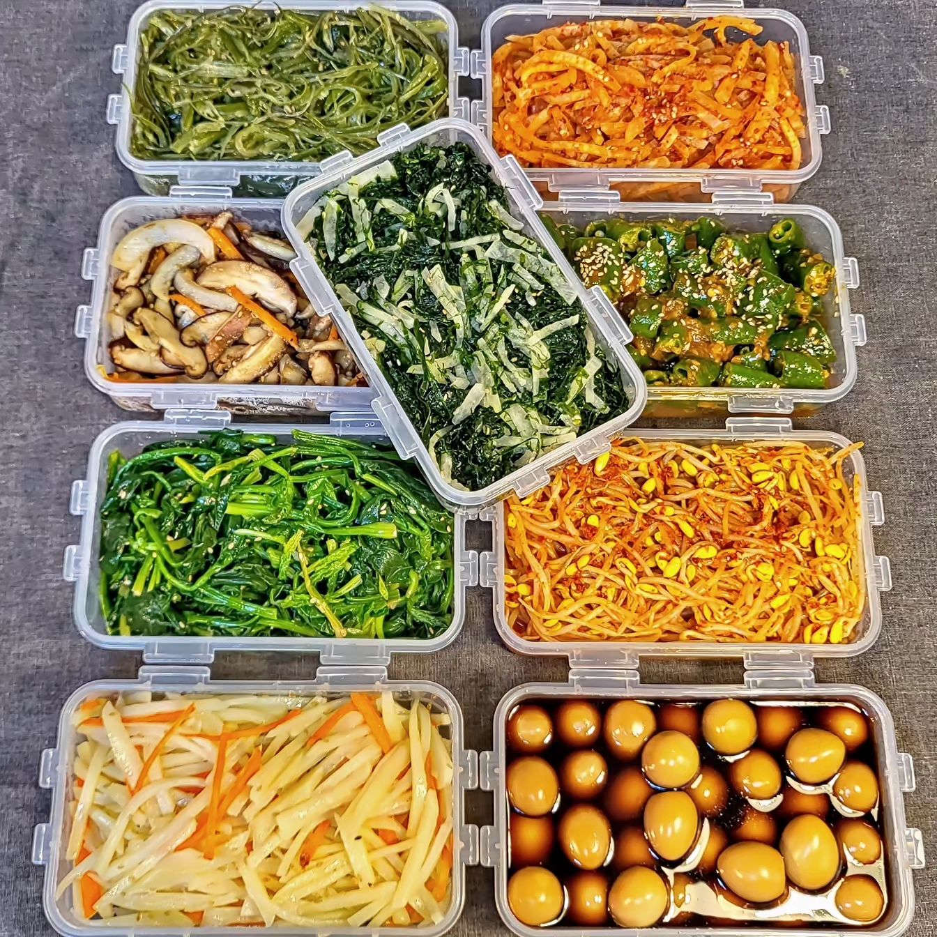 밑반찬 만들기
새해라고 새마음 새뜻으로
새반찬들 만들었어요?
(밑반찬이 없어서🤭🤭)

비오는데 운동삼아
걸어서 시장 장보고와서
한시간만에 뚝딱 만들고
생각없이 노래들으면서 만들다보니
반찬이 9개나 만들었네요😅
10개 맞출껄 그랬나😅
나물반찬이 좋아 
나물반찬이네요~^^

반찬 만드는데 한시간
냉장고 정리 설거지만 한시간
두시간 후딱

반찬통은 사도사도
왜?없어지는걸까요?
요즘 음식 나눔 많이 했더니
반찬통 거들나서ㅠ
반찬통도 또사와
반찬들 가득 채웠더니
그래도 보기만해도
세상든든하네예~

오늘 저녁은 반찬들꺼내
밥도둑들이니
돌솥밥 만들어
백반정식 해야겠어요

남은 반찬들로
비빔밥 가야져♡-♡
(비빌재료들로 일부러 만들었다🤣🤣)

*미역줄기 볶음 *무생채
*표고버섯 볶음 *아삭고추된장무침
*시금치 무침 *콩나물 무침
*감자볶음 *메추리알장조림
*무 파래 무침

#반찬만들기
#밑반찬#반찬#banchan
#밥도둑
#집밥#집밥스타그램
#미역줄기볶음#메추리알장조림