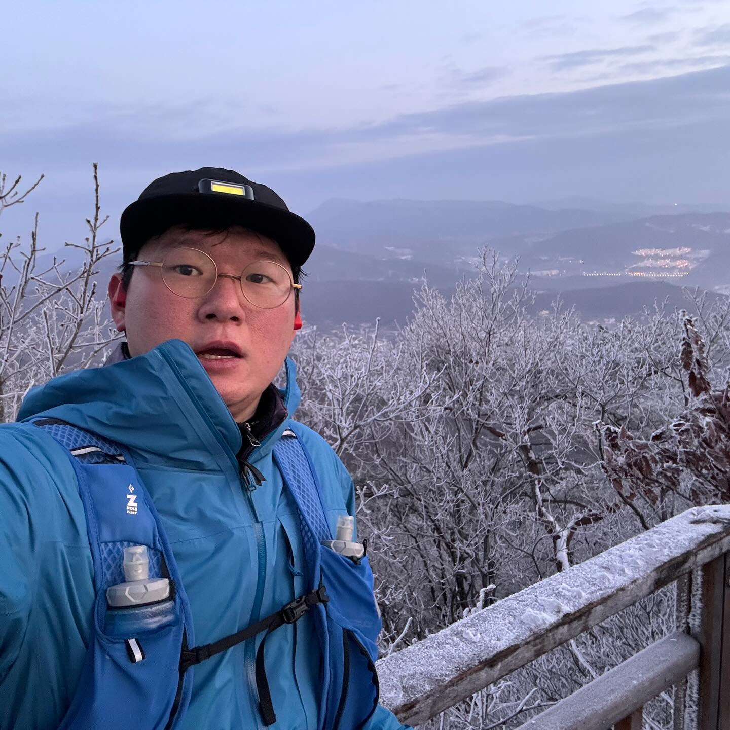 2024.01.01
작년 보다 #광교산 🏔️ #시루봉 에 오는 게 덜 힘들듯.
새해에는 하려는 일들 무탈하게 대박나고 우리가족(y_jiaaaaaaa , 현율❤️❤️)도 모두 건강하도 행복하길!😍 
.
#happynewyear 
.
.
.
#핸드스타그램 #손스타그램 #운동스타그램 #순토 #suunto #순토레이스 #새해 #새해복많이받으세요 #운동 #등산 #하이킹 #해돋이 #해돋이명소 #용인해돋이명소