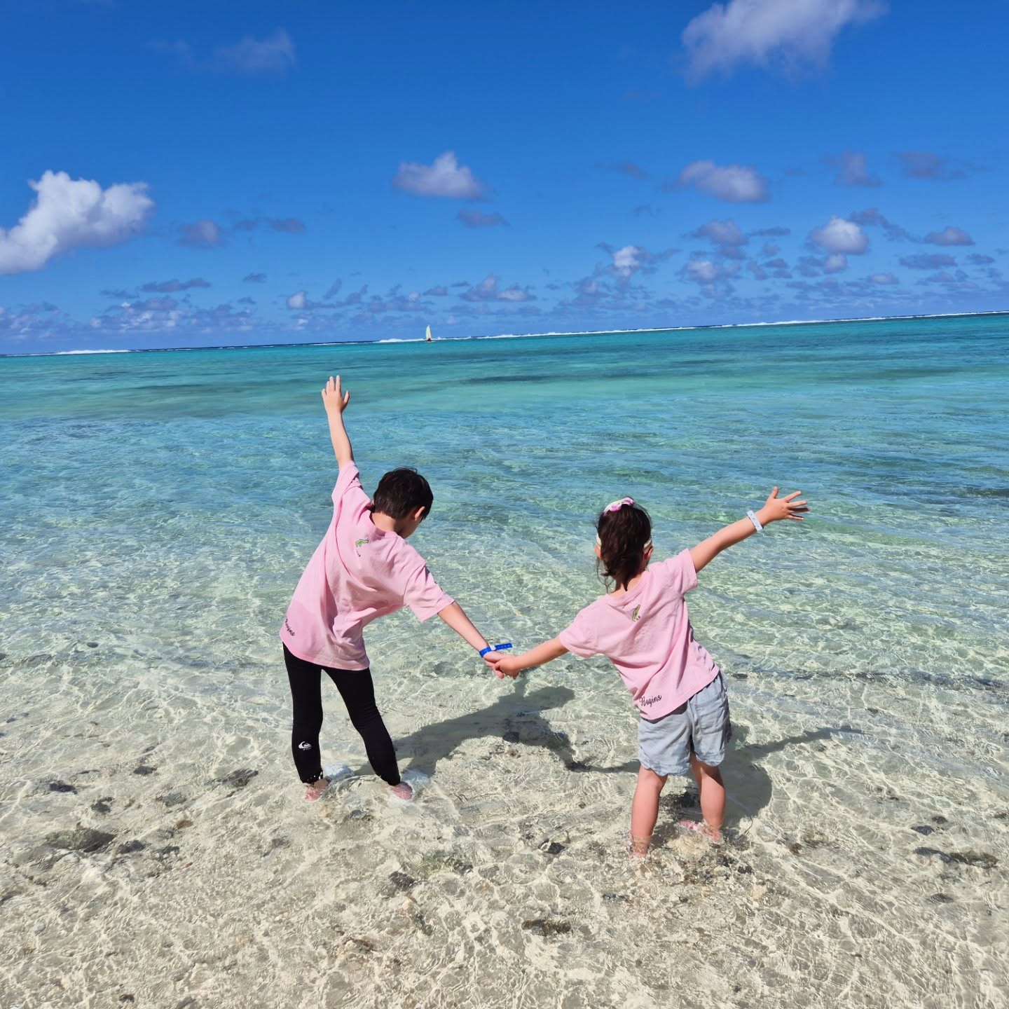 I🩷SAIPAN
4년전 사진과 비교하니 왜케 큰건지ㅎㅎ
그때는 사진 찍자고 하면 덥다고 울었는데 이제는 덥다고 모자를 안벗는다ㅋ
이번 여행에도 예쁜사진 건지긴 글렀다🤣🤣

#사이판여행 #사이판바다 #아이러브사이판 #남매사진 #앵두튜브