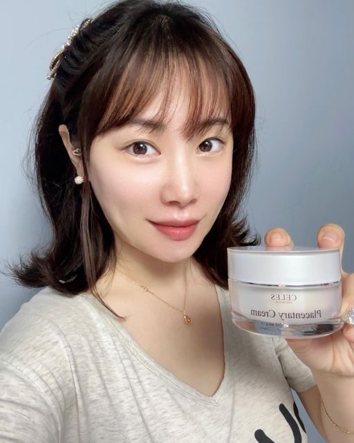 BYUL✨ on Instagram: "우왕*⸌☻ັ⸍*
동안으로 만들어 준다는 마성의
✨셀레스 재생 태반 크림,,🤍✨
크림과 앰플 ✌🏻두 가지로 나눠지는데 저는 크림으로 선택!
2주 동안 꾸준히 사용해 보았어요 :) 

피부과, 성형외과 등 13년 이상 인정받고, 
전문 시술 시에도 사용되는 유명한 재생크림🧖🏻‍♀️🧴
집에서도 매일 바르는 '동안'
'동안'으로 만들어준다는 말말에 솔깃! ◡̈ ༘ *

사용해 보니 크림이 진짜 쫀쫀하면서 묵직한 느낌인데
얼굴에 샤악 부드럽게 발리고 영양을 듬뿍 충전해 주는 느낌💕
트러블 났던 부분에 듬뿍 올리고 잤더니 다음날 가라앉았어요!

𖤐 임산부 튼살크림부터 출산 후, 아이(6개월)와도 함께 사용 가능!
𖤐 잔주름, 탄력, 미백, 빠른 재생, 피부 회복, 악건성 등으로 고민이신 분

한번 꼭 사용해 보세요ෆෆ

#협찬 #태반화장품 #태반크림 #태반앰플 #메디컬스킨케어 #에스테틱화장품 #에스테틱화장품추천 #동안크림 #동안크림추천 #셀레스 #celes @celes_fncos"
