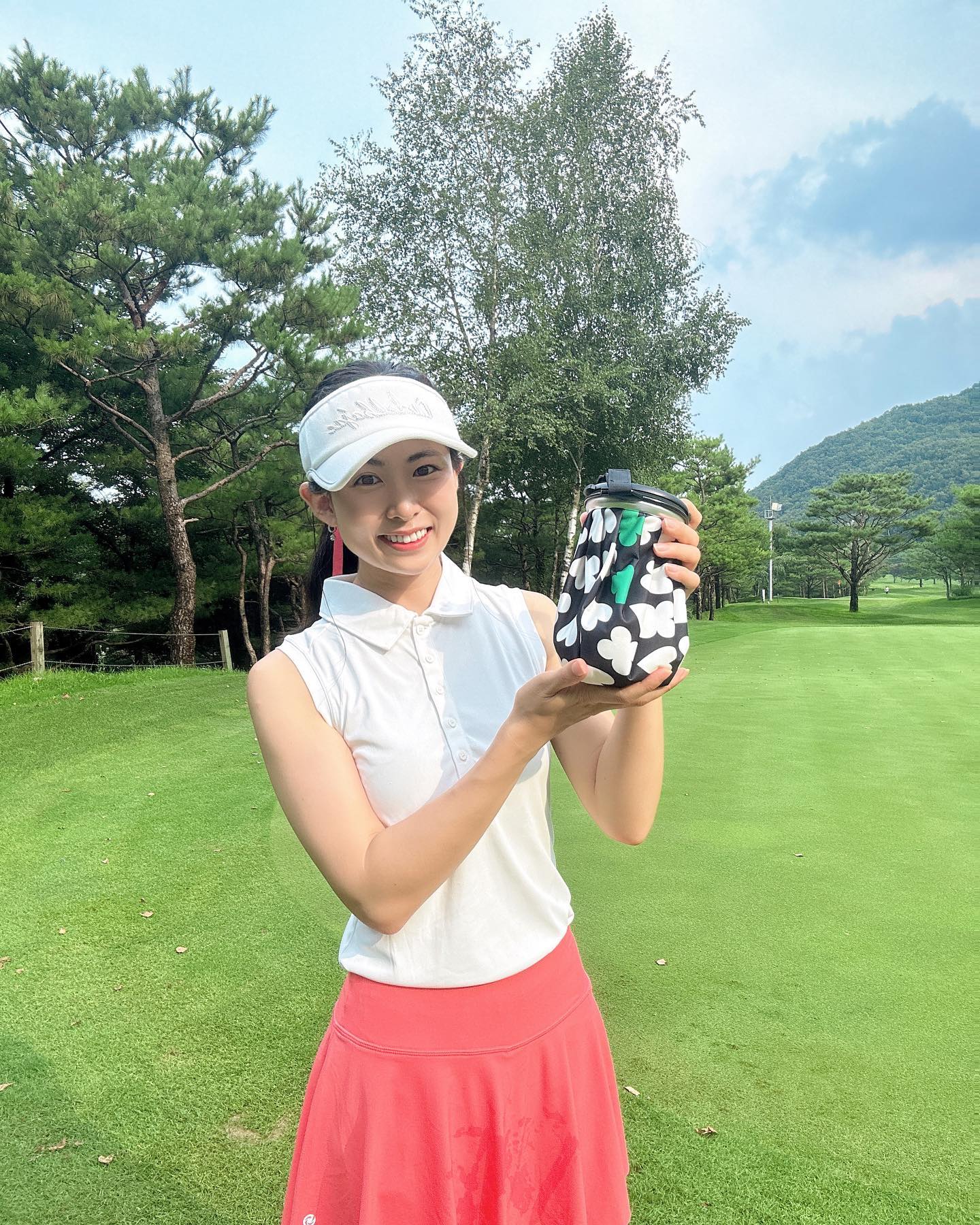여름골프엔 얼음주머니 필수🧊
내맘에 쏙 드는 드롭드롭드롭얼음주머니

기존에 구입해서 사용했던 제품들은
손잡이 스트랩 없어 휴대할 때 불편했고
입구가 좁아 왕얼음 못 넣어 아쉬웠었는데
딱 원하는 스트랩과 입구가 큰 얼음주머니 발견🤩

디자인 패턴 프린팅 컬러감 사랑스럽고
입구가 7cm라 왕얼음도 쏘옥 들어가고
얼음이 녹아도 보송보송하다니🧊🧊

골프장에서 첫 개시해보고 너무 좋아
피크닉 야외활동할 때에도 애정하는 중💙
 
 
 
 
dropdropdrop_patternplay 
#드롭드롭드롭 #듧듧듧 #라운딩쿨백 #아이스팩 #냉온찜질주머니 #냉찜질팩 #골프얼음주머니 #여름라운딩