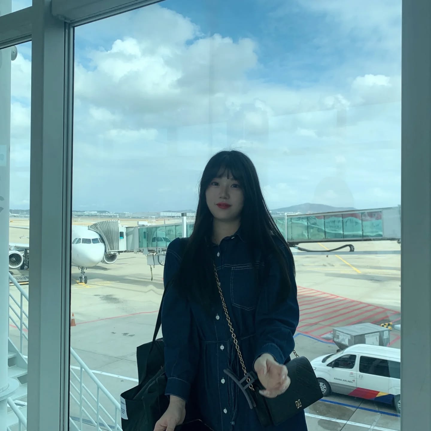 🛫오사카 여행 1일차

여행은 언제나 첫날이 젤 바쁘지~!

공항 도착하자마자 짐 붙이고 면세구경하고
비행기 탈 생각에 들뜨고 타면 또 막 사진찍고
그러다보면 어느새 도착!!

도착했는데 비 와서 마상 입은 채로
짐 찾고 라피트 타고 난바까지!!
(라피트 탔는데 사진은 지하철ㅋㅋㅋㅋ)

숙소 체크인하고 바로
이치란에서 라멘 뚝딱하고
마트 구경도 해보고

비가 그쳐서 또 열심히 사진 찍고 돌아다니고
마지막에 내가 젤 좋아하는 오사카 다꼬야끼까지!!

다꼬야끼에 맥주 한잔 하면서 보는 야경은
잊을 수 없었다~!!
.
.
.
.
.
#오사카 #난바