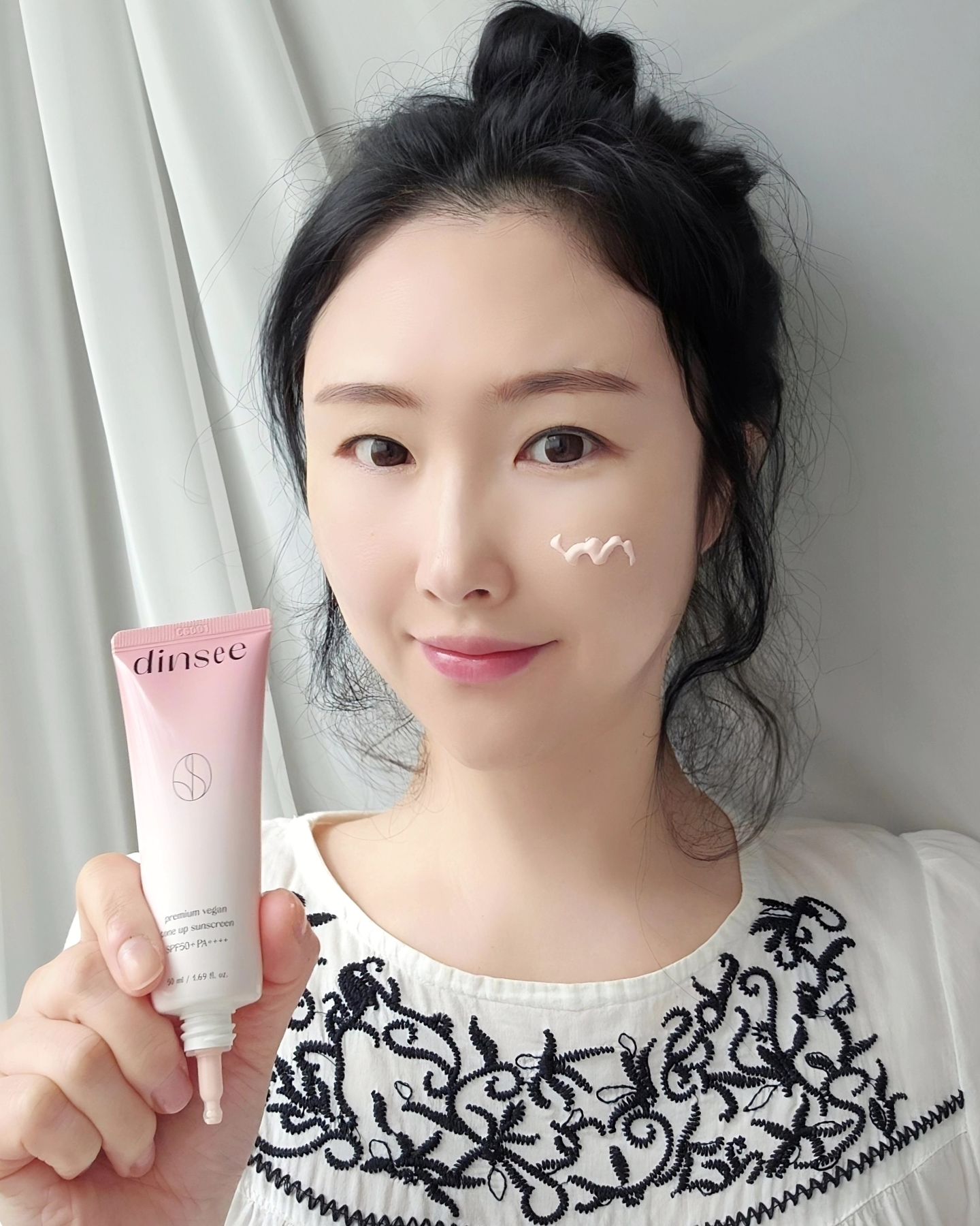 #협찬

화장은 안 했지만 피부는 맑고 깨끗해 보이고 
싶어서 톤업선크림 애정 하는 사람 손 🙋‍♀️
보통 톤업 선크림을 바르면 너무 하얗거나, 
메이크업 시 밀려서 꺼려지잖아요.
그런데 딘시 톤업 선크림은 백탁 없이 얇게 발려서 
밀리지 않고, 자연스럽게 톤업되어 피부를 화사하게~~
생얼 메이크업에 찰떡이라 소개해 드려요💕👍

👉프리미엄 비건 톤 업 선크림
 SPF50+PA++++ 50ml

✔️프리미엄 희귀 원료 눈연꽃 추출물을 함유해
피부 노화 억제, 면역력 강화, 주름 개선과 
피부 미백에 도움을 줄 수 있고요
✔️자외선 차단 등 3중 기능성 피부 테스트 검증은 기본!!
✔️프랑스의 이브이비건 인증 받은 프리미엄 비건 제품으로
순한 무기자차 성분이 함유되어 눈 시림 없으며
민감성 피부도 걱정 없이 사용하기에도 안심이에요!!

#딘시 #딘씨 #선크림 #썬크림 #톤업선크림
#톤업크림 #올리브영톤업선크림 
#톤업선크림추천 #선크림 #선크림추천
