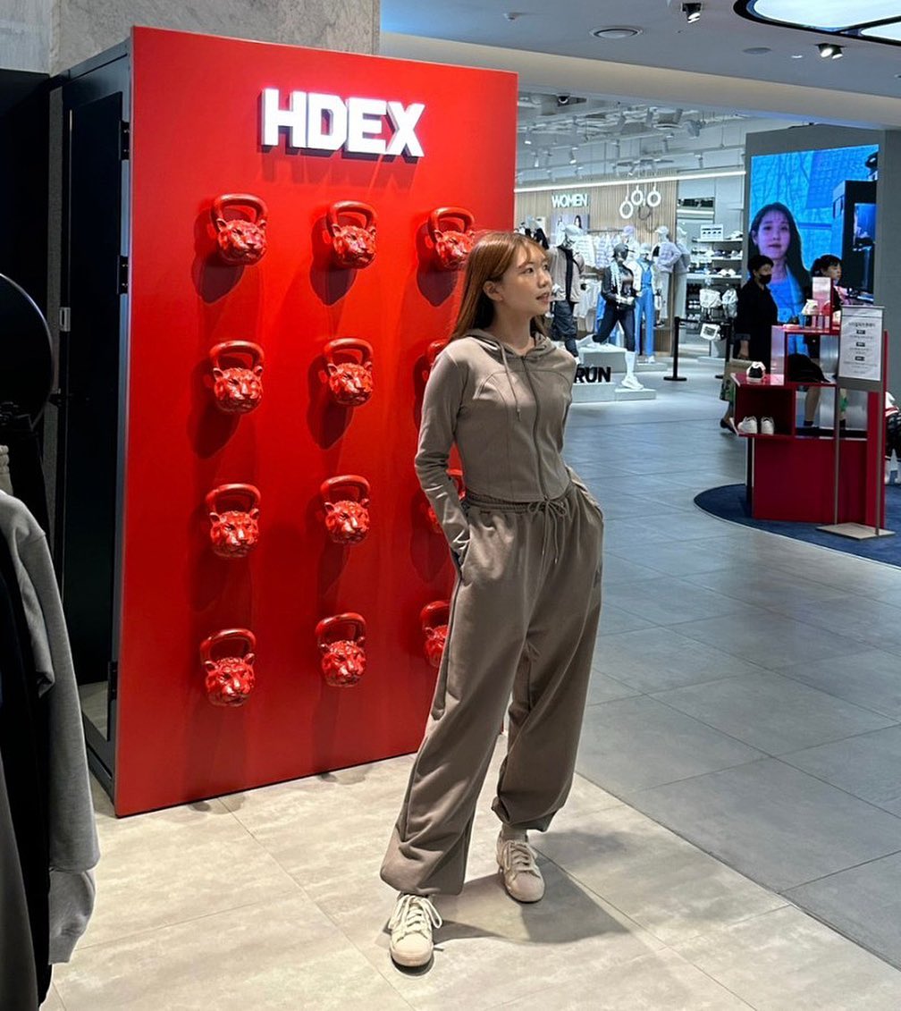 #초대 hdex__official 
현대백화점 판교점에 정규 오픈한 
에이치덱스 다녀왔어요!

에이치덱스 만의 역동적인 감성을
느낄 수 있는 매장이라 보는눈이 
즐거웠으며 레드 타이거 케틀벨로 
꾸며진 포토존이 인상적이였답니다. 

저는 이번 여성라인 신상 인기제품
우먼스 라운드 크롭 후디 집업과 
우먼서 레트로 조거 스웨트팬츠를 
착용해봤습니다!

편하면서도 짱예쁨💚💚💚💚💚
블랙 컬러 바로 get 해버렸다고 한다 💸

이제 에이치덱스도 오프라인 매장에서 
직접 입어보고 구입할 수 있어서 더 좋았어요!
매장 많이 많이 생겼으면 좋겠당 >_< 
더 자세한 후기는 블로그에🫶🏻
.
.
.
#에이치덱스 #HDEX #hdex #에이치덱스매장 #HDEX매장
#짐웨어 #짐웨어추천 #현대백화점판교점 #판교현대백화점 #머슬핏 #스포츠웨어 #여자트레이닝셋업 #여자조거팬츠 #트레이닝셋업 #HDEX셋업