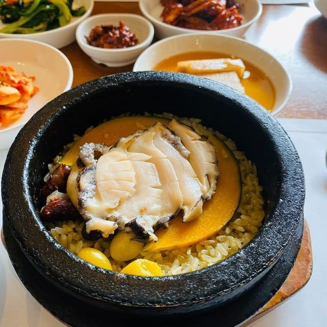 김미소 아름다울美, 밝을昭 , estp on Instagram: "안가보신분 꼭 가보셔요 !맛도 맛이지만 직원분들이 너무 친절하셔서 들어가면서 나올때까지 너무 기분좋았어요😽
인테리어도 너무 예쁘고 음식도 맛있으니 말이 필요 한가요? (°∀°)b  #제주맛집 #제주전복맛집 #어우늘
.
.
#제주식당 #제주도맛집 #전복장 #제주시공항근처맛집 #제주전복 #제주고등어 #제주전복 #ad #제주밥집 #제주도 #제주도여행 #제주도여행코스 #제주도추천"