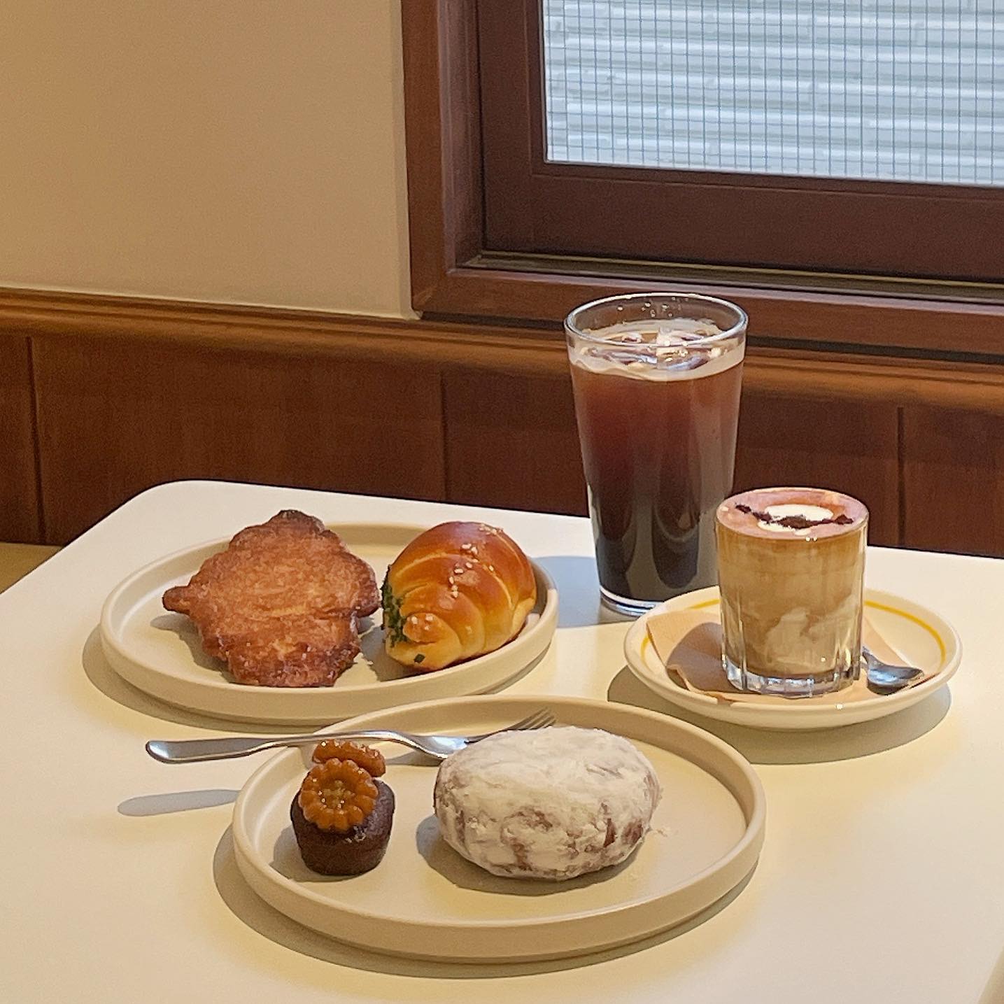 호랑가시 ☕

강남역에 아늑하고 맛있는 베이커리 카페 방문🤎
분위기도 아늑하고 예쁘다
일본 가정집 방문한 것 같은 분위기
사진 찍은대로 감성 사진을 남길 수 있다😽
원두도 취향대로 고를 수 있었다
다크원두를 골랐는데 고급지고 고소한맛이 베이커리랑 정말 잘어울렸음☺
오트크림라떼도 고소하고 적당히 달달했다 

🤎호랑가시 
서울 강남구 봉은사로6길 32 지하1층-3층
매일 11:30-21:30(라스트오더21:00)
.
.
.
 #호랑가시 #강남역카페 #호랑가시베이커리 #호랑가시카페 #신논현역카페 #강남대형카페 #강남신상카페 #먹스타맞팔