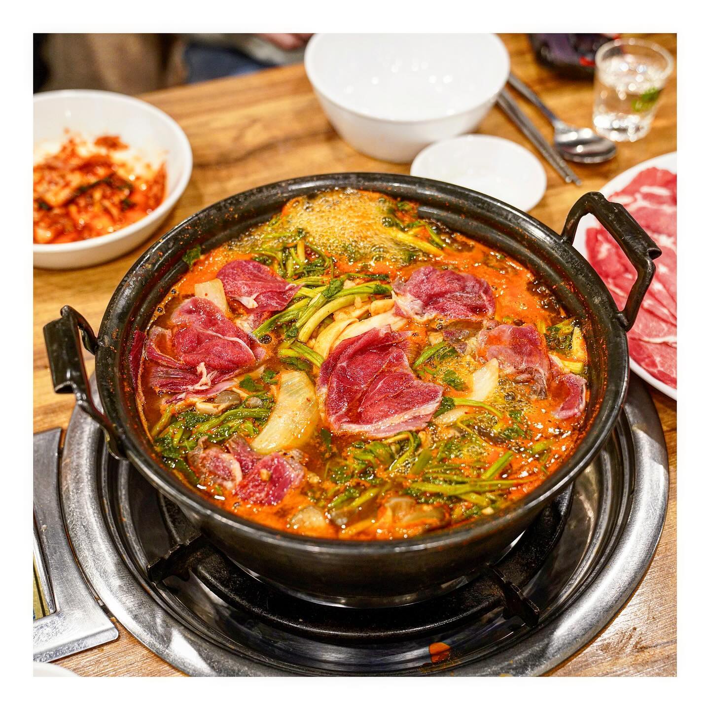 먹죽귀_송파구_등촌샤브칼국수

송파구 방이먹자골목에 위치한
등촌샤브칼국수 본점 다녀왔어요🤗

이미 방이먹자골목에서 맛집으로
유명한 곳이고 평일 저녁에 방문
했는데 매장이 꽉 차 있었어요😊

칼국수는 들깨와 버섯 칼국수가
존재하고 저희는 살짝 얼큰한
버섯 칼국수로 주문했습니다😀

샤브샤브에 소고기는 필수여서
따로 추가했고 메뉴는 금방
나와서 바로 끓였습니다😄

가득한 미나리가 비쥬얼도 좋았고
5분 정도 팔팔 끓인 후 고기를
넣어 먹어주면 됩니다😄

깔끔한 국물이 좋았고 버섯과
미나리가 상당히 푸짐했어요☺️

샤브샤브를 다 먹고 칼국수를
넣어 먹어주면 되고 마무리로
볶음밥도 만들어 주십니다😊

볶음밥이 굉장히 맛있어 추가
했고 맛있게 먹었습니다😍

💰버섯칼국수 : 11,000원
💰샤브 소고기 : 11,000원

🗺 서울 송파구 올림픽로30길 10
☎ 02-421-2020
🚃 방이먹자골목, 잠실역

#등촌샤브칼국수 #칼국수맛집
#방이먹자골목맛집 #샤브칼국수
#샤브샤브 #샤브샤브맛집
#방이동맛집 #방이동맛집추천