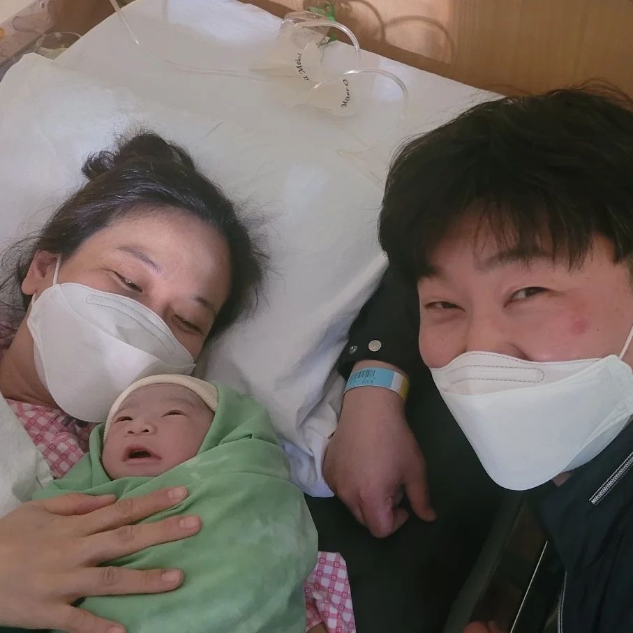 [반가워, 넷째 세영아♡]
2024.04.08. pm 11:03 3.18kg
오늘 아침 진료를 보러 갔는데
넷째인데다가 철분수액을 맞아도 철분수치가 떨어져
혹시나 분만하다 출혈이 많을까봐, 
3.5kg인데 3cm열리고 진통도 안 와서
예정일인 10일로 유도분만을 잡았어요.

둘째,셋째와 같이 39주 5일에 나오고 싶었나?^^
진료보고 나오니 가진통이 잦긴 했는데
저녁에 급 진진통이 와서
여동생 호출해서 올 때까지
짐 챙기고 샤워하고 애들 밥 먹이고 설거지하고~

병원 도착하니 4~5cm 열려
무통주사 맞고 나니 감각이 없어졌다 ㅎㅎ
도영이 때에는 출산 임박 때엔 진통이 쎘는데
이번에 그러지도 않고 태동도 계속 많고
머리는 골반으로 딱 오지 않아
촉진제를 맞은 ㅎㅎㅎ

그래도 넷째라고 정말 많이 신경써주시고
기도해주시고 정말 아기 낳는 과정이
제일 긴박하지 않고 편안하게 할 수 있다니!!
감탄하게 해주신 고은선 원장님!!
차분함에 감동이었다.
정말 당직선생님을 잘 만난 것 같다!!^^

월요일 저녁 늦게 낳았더니 조리원은 수요일에~
다인실 병실 생활도 짧게 가지게 도와주는 희망이!
결새모 책 모임도 끝까지 다 하게 해주더니
요녀석~~~ 멋지다!! ㅎㅎ

넷째 희망이의 이름은 세영이입니다.
삼위일체 하나님의 의미를 가져
씻을세 영화로울 영입니다!^^

세영이가 엄마 뱃속에서 잘 나올 수 있게
기도해주신 모든 분들께 감사드리며
하나님의 자녀로 잘 키워나갈 수 있게 기도해주세요♡

#넷째출산 #넷째아들
#자연분만 #자분
#자연분만성공✌🏻️
#드디어출산 #출산후기
#디데이2일 #39주5일
#고은여성병원
#인천산부인과 #다둥이맘