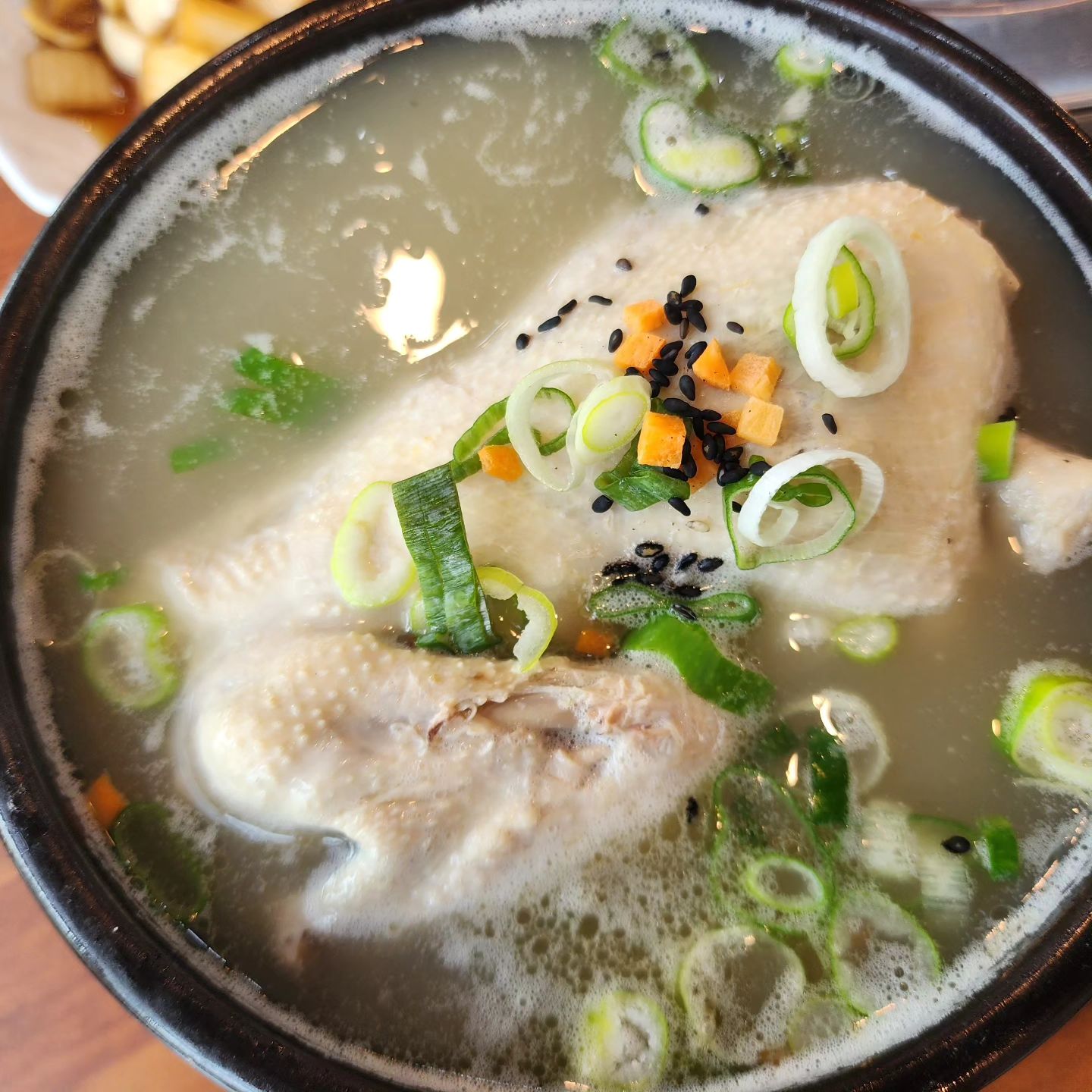 오늘은 몸보신
삼계탕으로 파월업?!

어제밤에 치킨묵었는데ㅋ
오늘은 삼계탕ㅋ

👉 주차건물이라 주차가편해요

#풍전삼계탕
#관평동
#닭은매일먹어도안질려?