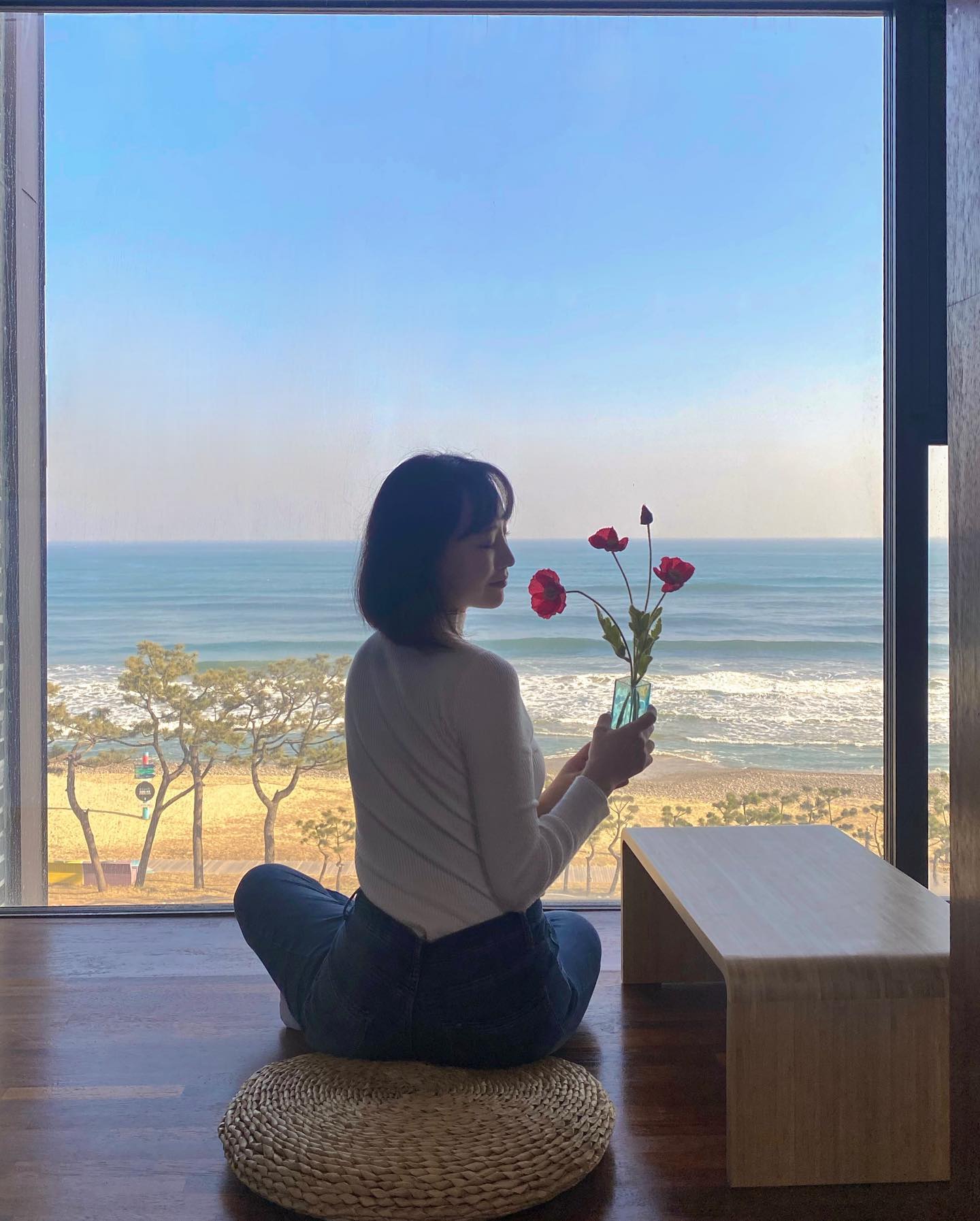 여행 중 젤 맘에 들었던 숙소
구글링 하며 열심히 찾는 중
뷰 하나만 보고 선택했는데 제일 잘한 선택인 듯 하다
코 앞 오션뷰🌊 이런거구나
☑️ 평일 1박에 10만원대 이하
.
.
.
.
#양양바다 #강릉여행 #양양여행 #겨울바다 #양양숙소 #오션뷰숙소 #인생샷 #인생샷명소 #이쁜숙소 #감성숙소 #강원도숙소 #일상스타그램 #ootd