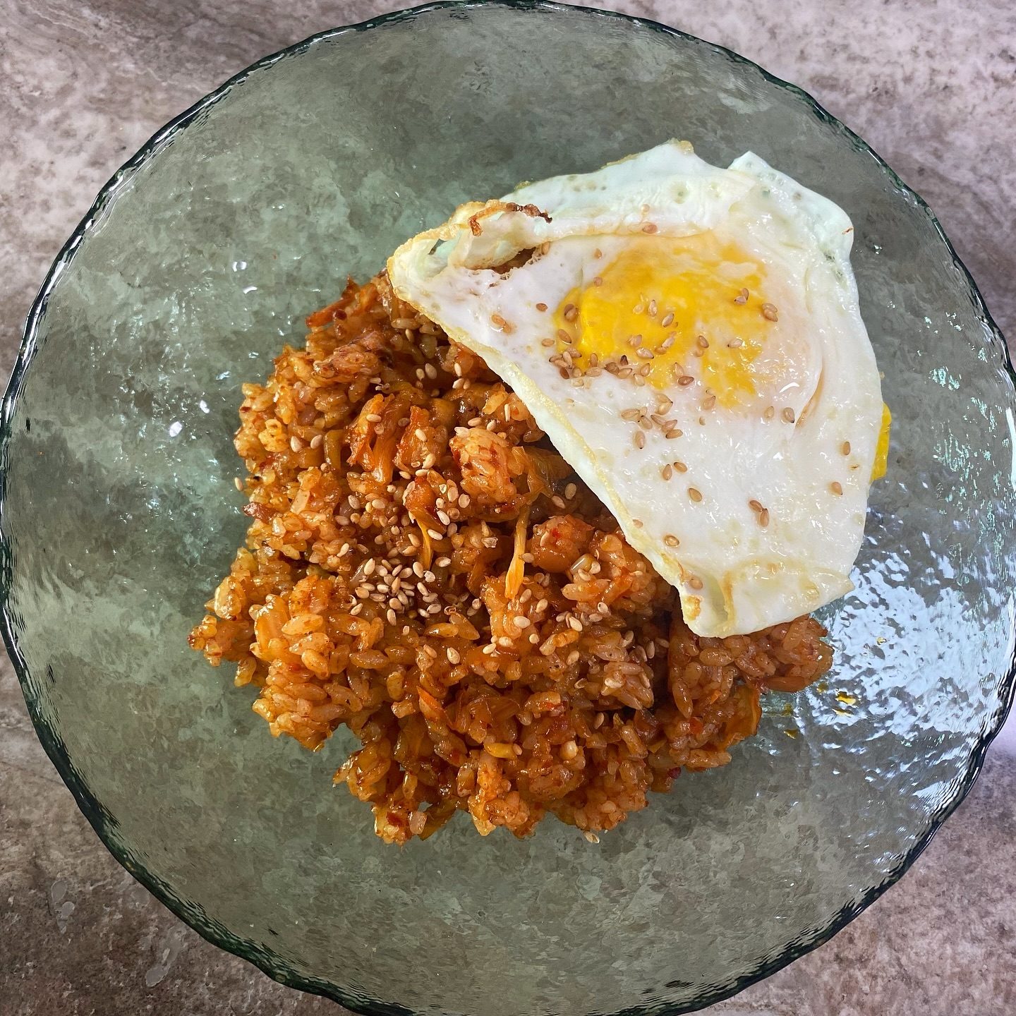#먹쭈 #간단한레시피 #김치볶음밥 

간단하면서도 맛있는 김치볶음밥
밥 김치 계란 파기름 참기름 진간장 설탕 등 간단한 재료로 만들 수 있어요

식용유로 파를 볶아 파기름을 만들어주고 김치를 같이 볶아줘요
볶아진 김치에 설탕 고춧가루를 넣고 골고루 볶아주고
볶은 재료를 한쪽으로 옮긴 후 간장을 반스푼 넣고 바글바글 끓여준 후 볶아둔 김치랑 골고루 볶고 밥을 넣어 볶고 싱거우면 취향껏 소금으로 간을 맞춰주고 참기름 한번 둘러주고 통깨 넣으면 끝이에요

토핑은 취향껏 김가루 계란프라이 등 올려줘도 꿀 조합이고 한끼 든든하게 주말 아침 저녁 메뉴로 혼밥 하기에 참 좋아요

#간단한아침메뉴 #간단한점심메뉴 #간단한혼밥메뉴 #아침메뉴 #점심메뉴 #혼밥메뉴