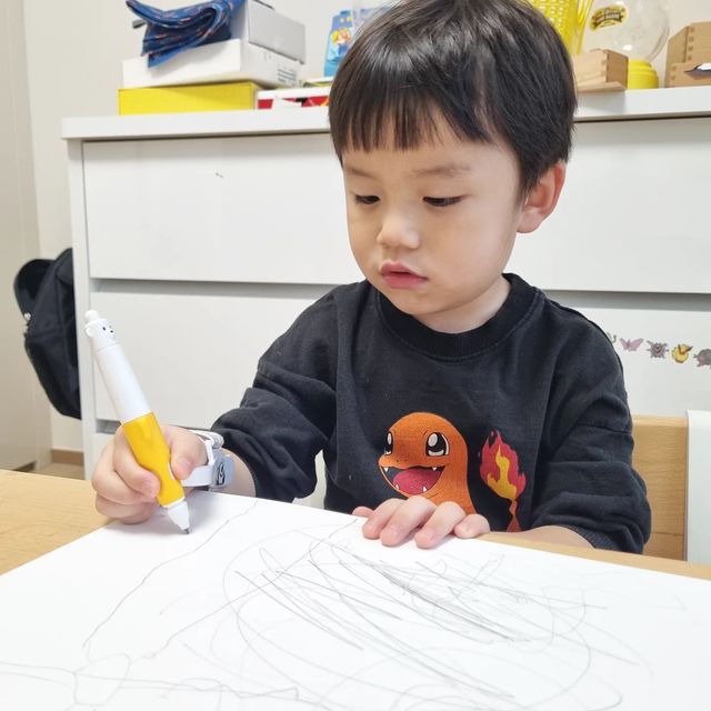 서병문 on Instagram: "#광고 다음달에 유치원 들어가는 하솔아~ 연필 잡는 연습 많이해서 유치원 가자~~!!! [마미쏠] 연필교정기 세트 형아 하준이는 그림 그리는걸 좋아해서 연필도 곧잘 잘 사