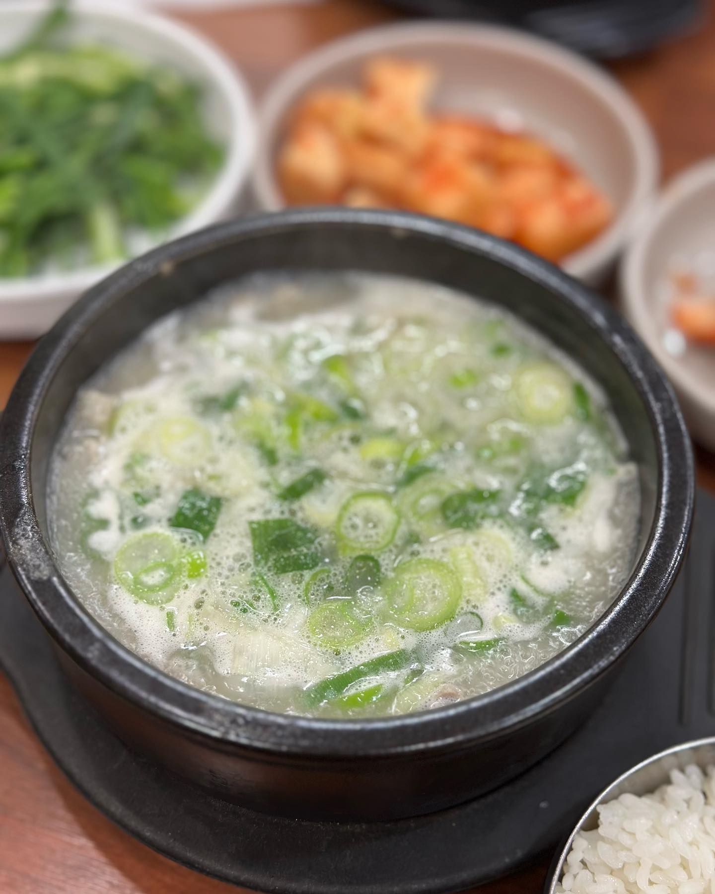 이열치열 🔥 점심 돼지국밥 최고 👍🏻 
나는 돼지국밥 친구는 카레국밥!

진한 국밥 육수에 카레가루를 넣은 카레국밥, 맛도 국밥육슈 + 카레 생각그대로 ㅎㅎㅎ 새우젓 한스푼 넣으면 맛이 더 깊어져요!

별미를 좋아한다면 한번쯤 먹어보세용! 

#부산돼지국밥종각 #종각역점심
