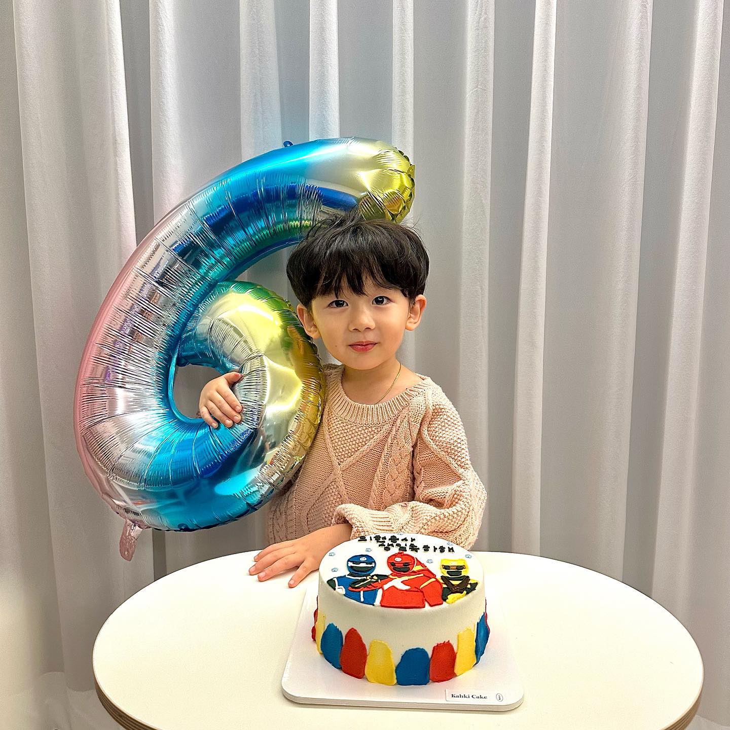 의현용사 6번째생일💙❤️💛

너의 날을 아는건지 포즈까지 척척
한살 더먹엇다고 윙크도 너낌이 달라졌어요

어서오ㅏ
한글용사아이야케이크는 처음이지?
#한글용사아이야찐팬 인증

🍰 한글용사아이야케이크 kahki_cake