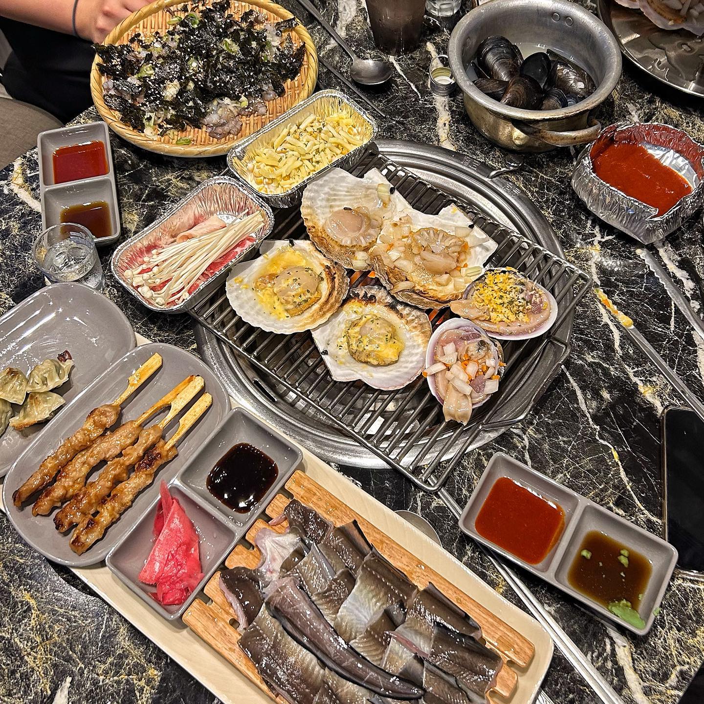 📍부산 청사포 #청미가

이번에 리뉴얼해서 아주 쾌적하고 넓게 새단장한 청미가 ✨

- 청미가 set 129,000 💰
[장어구이 + 회 + 3단조개구이 + 산낙지 + 대패 + 콘치즈]

이 미친구성 좀 보세요 소주 안먹으면 유죄 ;;;; ❤️
방갈로도 깔끔하고 매장 내부도 넓고 좋아서 만족 🤍