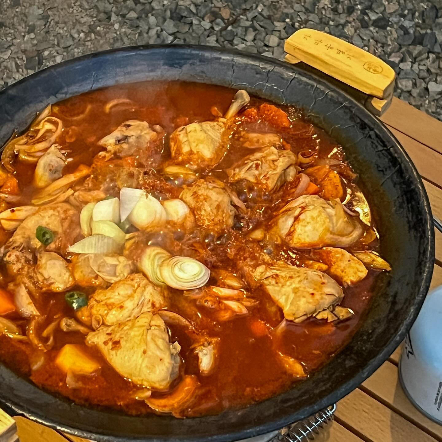 #협찬 #마니커 #실리팟

이젠 집에서 밀키트 만들어 갈 수 있어서 너무 됴타 ! 💖

🥄닭다리 닭도리탕 & 라면사리

#실리팟지퍼백 #닭도리탕밀키트 #캠핑음식 #캠핑요리 #럽스타그램 #신혼살림 #신혼밥상 #신혼스타그램 #밥상 #신혼부부 #캠핑 #캠핑스타그램 #닭다리 #닭다리요리 #마니커닭다리 #곰표맥주 #초록매실