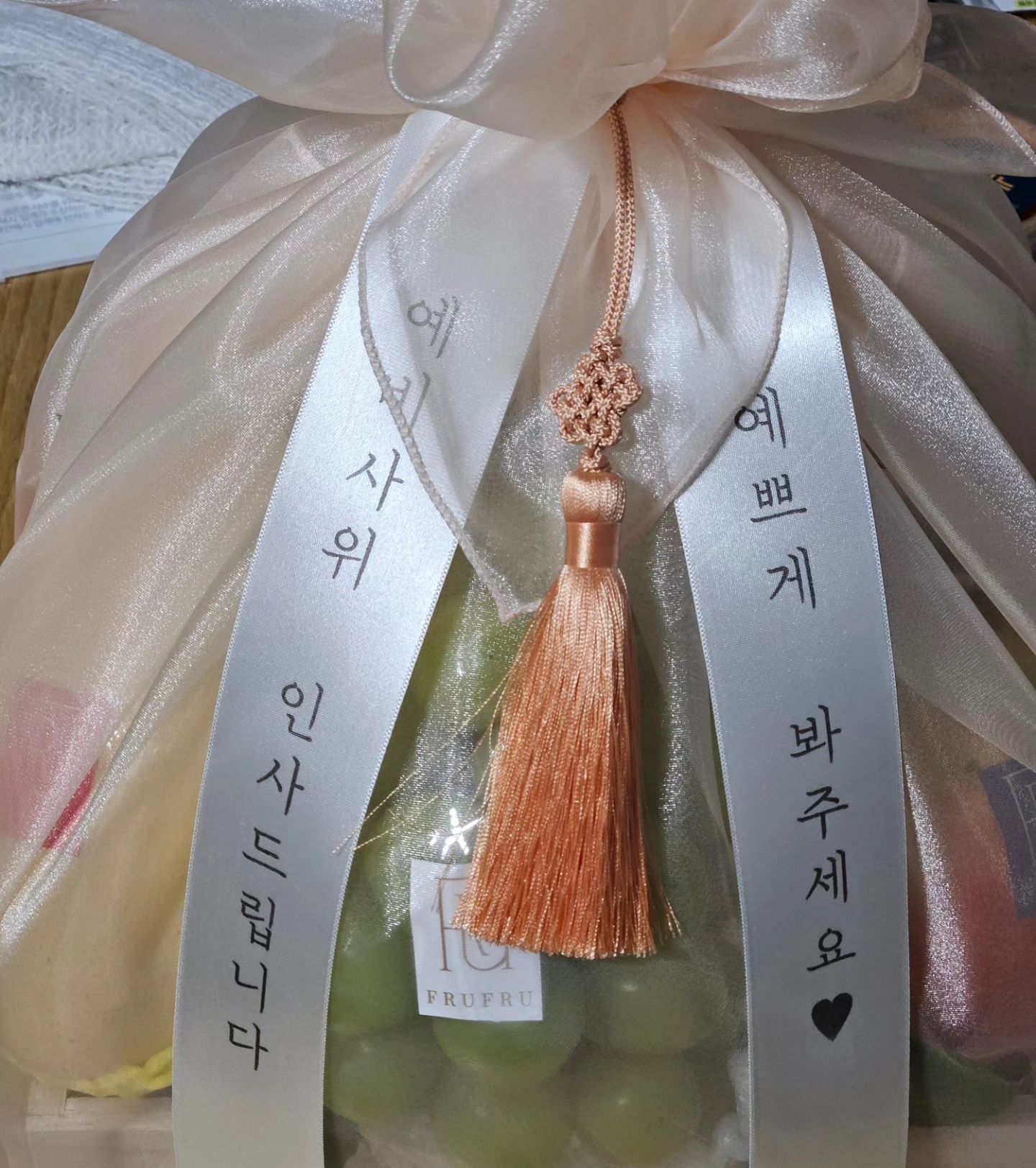 1월 요약 결혼 준비 시작과 양가 부모님 첫 인사

오빠랑 만나는거랑은 또 다른 설렘
분명 좋으신 분들일거라 예상했지만 잔뜩 긴장이 되더라구요🥲

첫 인사 선물로 뭐가 좋을까 고민하다 선택한 프루프루
지점마다 구성형태가 다른 것 같아요

내가 주문했던 삼성점은 우드M 구성에 따라 1호, 2호로 구분되고 포장 보자기 색이랑 장식도 고를 수 있었는데
오빠는 기본 구성에 샤인머스켓 추가 뿐이었다고해요

그래도 귀여운 문구와 함께 무난하고 가벼운듯 묵직한 선물로 안성맞춤!

예쁘게 봐주세요 아버님 어머님❤️

결혼준비 메이트 direct.wedding 

💍 적립한 포인트 결제
💍 다양한 제휴와 할인쿠폰
💍 맞춤 웨딩플래너 매칭

💐 가입하실 때 추천인 [카니발리] 입력
3만 포인트 받고 결혼 준비 같이해요

#우리결혼해요 #양가첫인사 #양가첫인사선물 #프루프루
#다이렉트웨딩 #다이렉트결혼준비