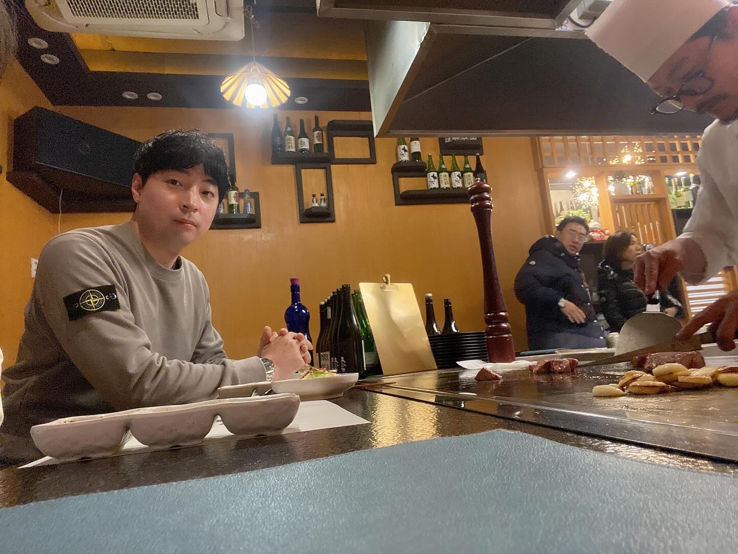 🌟서면 전포동에 위치한 이색 철판요리 맛집!!🌟
🥩데판킹 스테이크하우스🥩
런치/디너로 이용가능하고, 
예약은 필수! 
행여 피크시간만 ⏳피하면 운좋으면 예약하지 않아도 가능. 
철판이 총 3곳이 세팅이 되어 있었고, 저는 런치코스 A로!! ✔️
총 전체요리/그린샐러드/구운야채/가리비관자 새우구이/
한우안심스테이크/밥&미소된장국/디저트 아이스크림으로 구성 🍽️
철판 앞에서 불쇼를 눈으로 즐길면서 
바로바로 음식도 즐길 수 있는 일석이조 장소! 
해산물과 🦐 육류 🥩모두 즐길 수 있고 호불호 없는 메뉴!
관자&새우가 통통해서 씹는맛도 일품!👍🏻👍🏻
셰프님이 👨‍🍳무심한듯 갑자기 불쇼를 🔥해주시는데 
감탄이 저절로 나왔던 곳! 눈만 즐거운게 아니라 맛도 당연 최고. 🤩
💫처음부터 디저트까지 음식텀이 끊기지 않고 나와서 좋았네요. 💫
.
#데판킹스테이크하우스 #부산대창맛집 #부산곱창맛집 #부산스테이크 #전포맛집 #전포맛집추천 #전포술집추천 #전포카페거리맛집 #부산오마카세맛집 #협찬
