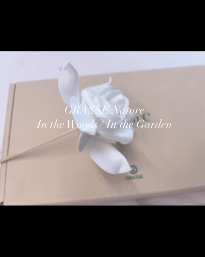 .
이른 아침 숲속의 싱그러운 향을 담은 
🌱 GRASSE Nature 디퓨저 소개해 드릴게요 ◡̈ 

무더운 여름철, 장마에 폭염으로 
꿉꿉한 실내 공기 전환을 위해 
디퓨저가 필요해서 알아보다가 
은은하고 편안한 향을 가진 제품을 알게 되었어요🩵

바로 불스원의 프리미엄 방향제 브랜드 그라스에서 나온 
네이처 제품이에요! ✨

예쁜 선물박스에 디퓨저가 두개나 들어있어서  집안 두 공간에 두고 사용하는데 은은한 향이 너무 좋더라구요☺️

그라스 네이처 디퓨저는 식물성 에탄올로 
인공적인 알콜향 없이 싱그러운 자연의 향기가 느껴져요🌿
유해성분 무첨가, 프랑스산 라벤더 오일을 사용하여 
자동차/ 침실/ 아이방 등 어디든 안심하고 
사용할 수 있어서 좋아요😆

친환경 포장재를 사용한 선물 패키지로 
선물용으로도 추천! 🤍🤍

https://bit.ly/44BcsuO
👆🏻현재 불스원 몰에서는 그라스 네이처 디퓨저 제품 구매 시 50% 세일 이벤트 진행 중이에요! 
1개 구입 시 40%/ 2개 구입 시 50% 할인된 가격으로 만나보실 수 있으니 참고하시길 바랄게요 :)

본 포스팅은 불스원으로부터 원고료와 제품을 제공 받아 작성되었습니다.

#불스원 #그라스네이처 #그라스네이처디퓨저 #디퓨저 #방향제 #차량용방향제 #방향제추천 #실내디퓨저 #디퓨저추천 #실내인테리어 #새차선물 #자동차방향제 #실내방향제