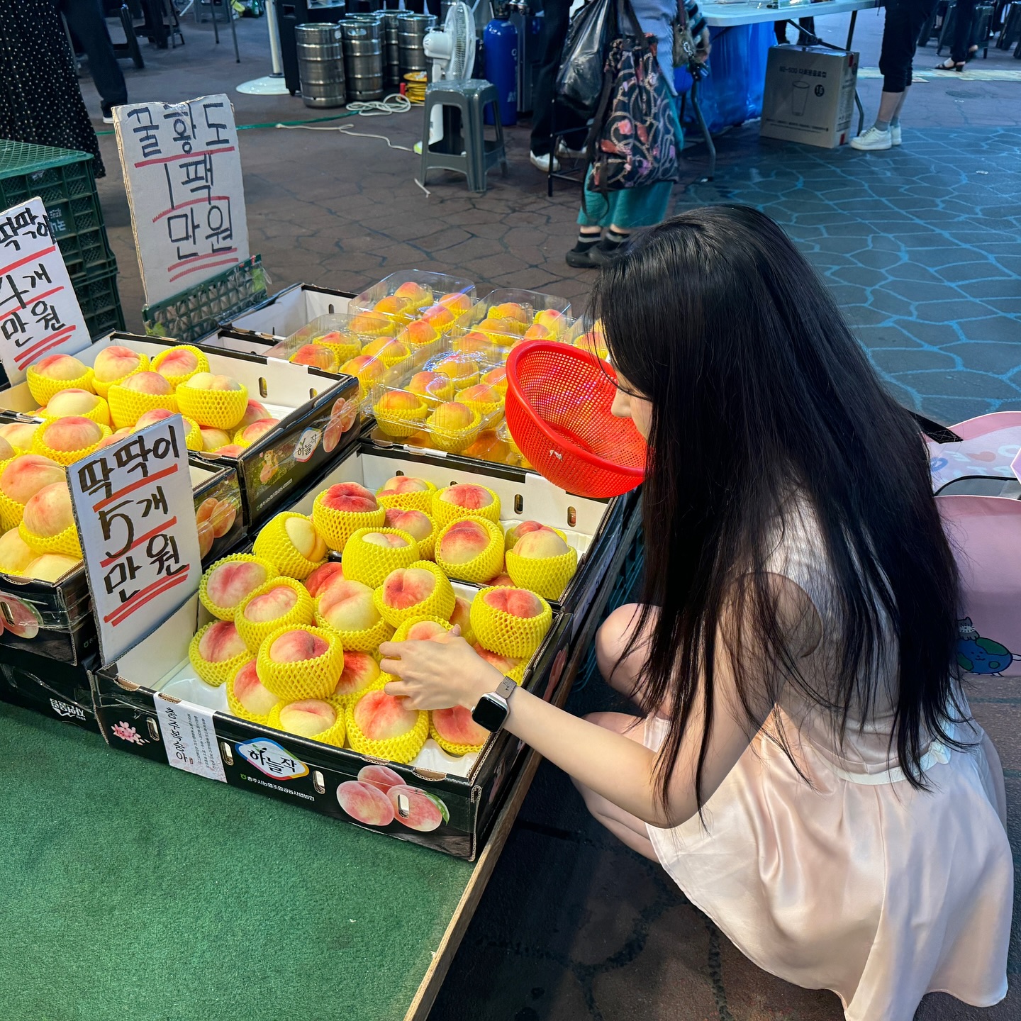 계양산 전통시장에 가면요~
일단 넘넘 가격이 착해서 한번 놀라구
푸짐한 시장 인심에 또 한번 놀란답니당
장보기할땐 개인 장바구니랑 
다회용기챙겨다니는 센스! 
일회용품도 줄이쟈구용👍🏻
온누리 상품권도 사용 가능💵

#광고 #프리랜서모델 #계양산전통시장 #계양산 #인천핫플#온누리상품권 #전통시장활성화 #인천전통시장 #야시장투어 #시장맛집