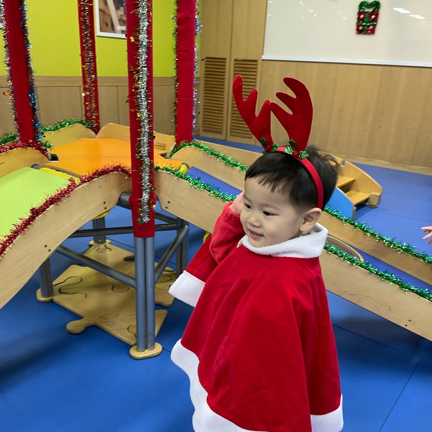 즐거움이 가득했던 짐보리 크리스마스파티🎄🎅🏻
곳곳에 즐거운 크리스마스 놀이를 준비해주셔서
우주가 정말 즐겁게 활동했다!
재미있는 그림자극까지 최공🫶🏻
그리고 25개월에 처음 만나본 산타할부지와 선물!! 
그 이후로 계속 산타할부지 만나러가자고ㅎㅎ
일년 뒤 또 만나자🎅🏻

#평촌짐보리 #짐보리 #평촌과천짐보리 #크리스마스