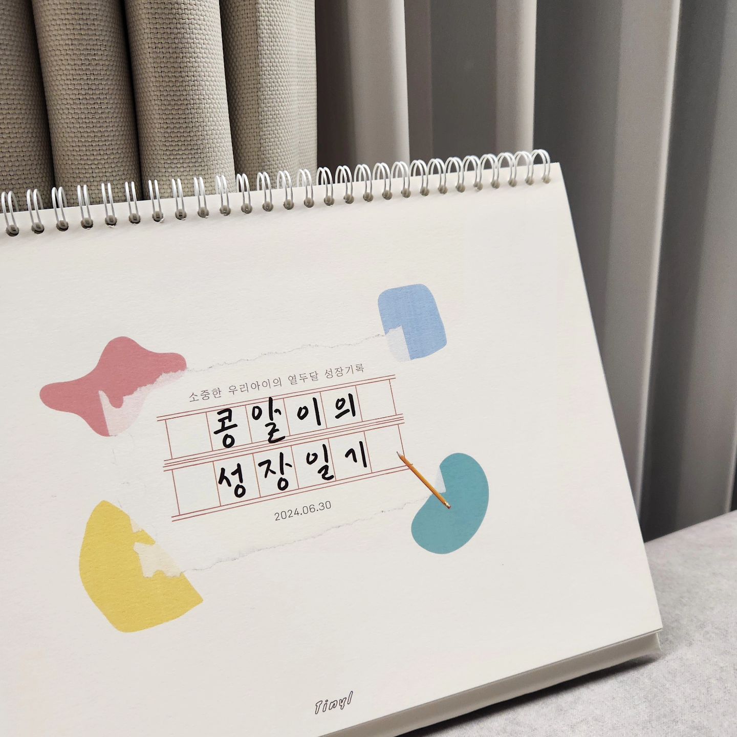 #협찬

아기가 태어난 출생 일에 맞추어 디데이, 주수, 개월 수,
예방접종일, 원더윅스 기간 등이 표시되는 우리아기,
콩알이의 맞춤제작 상품이라 더 특별한 느낌💙

달력의 뒷면에는 아기의 개월 수에 해당하는
육아정보를 제공하여 초보 엄마아빠들에게 유용하더라고요.
요즘 꼼꼼히 읽어보는 중이에요 ㅎㅎ

그리고 성장일기 답게 스티커 이용하여서
성장기록과 일기 까지 유용하게 꾸밀 수 있어서 너무 좋은 1인
ㅋㅋㅋㅋㅋㅋㅋㅋㅋㅋㅋㅋㅋㅋㅋㅋㅋㅋㅋㅋㅋㅋ

주변에 출산하는 친구들이 있거나 아니면 아기를 위해
하나쯤 장만하면 너무 좋을 것 같아요!

#출산선물 #신생아디데이달력 #육아일기
#육아템추천 #초보맘 #디데이캘린더