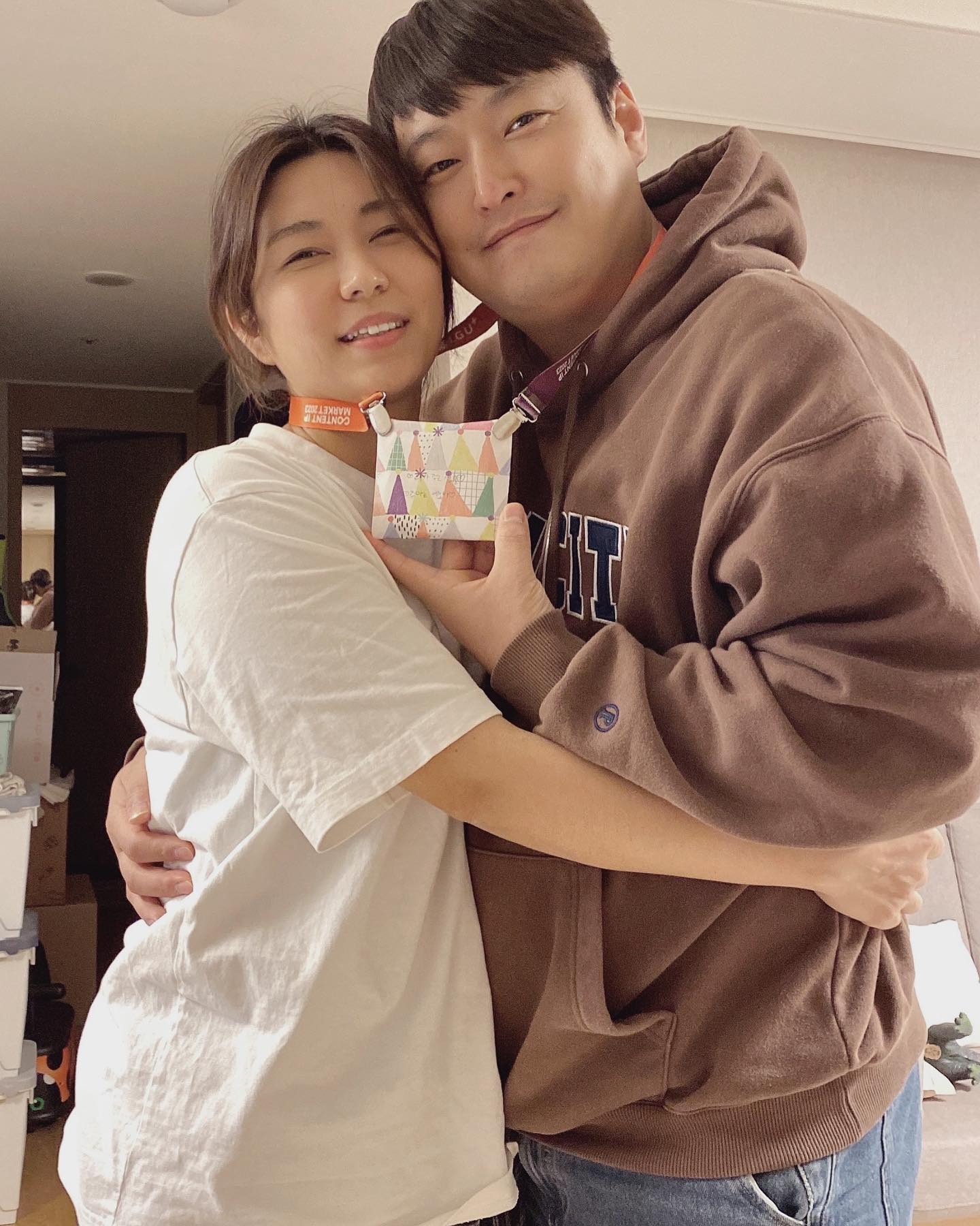주아가 행복하게 살았던 11주년
엄마빠 상준다고 
시상식을 만들어놨는데
메달이하나래? 
같이하는거래🤣🤣🤣
둘이 하나로 묶는 센스장난아니눼? 
메달하나에 스토리가 있어 ~~~ 
우리딸 고마워 !!
언제나 주아에겐 마음 편안한곳이 
우리집이 될수있도록 항상 
노력할께 😍😍😍
스릉흔날~~^^ 
#결기에
#목졸린시상
#끈이하나뿌니라
#lg유플러스? 
#11년살아써
#완전중년미좔좔
#밥하다말고
#피드중원탑으로
#초췌하지만 
#이틀만업뎃해볼께요?
#우리가족소듕하니께