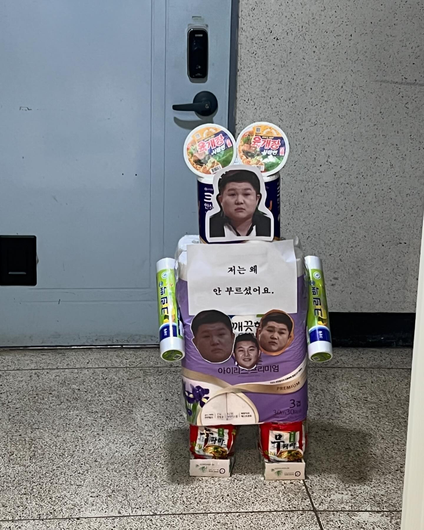 역시 너네는…..👏🏻👏🏻👏🏻
먹고 웃고 그냥 신나기
이벤트쟁이 젼이 덕에 #조세호 님도 만났기 ㅋㅋㅋㅋㅋ
아픈몸으로 늦게온 혜선이는 단체샷이 없네ㅠㅠ
태후태빈이 미리생파까지 해주고 ❤️ ktaeheeeee