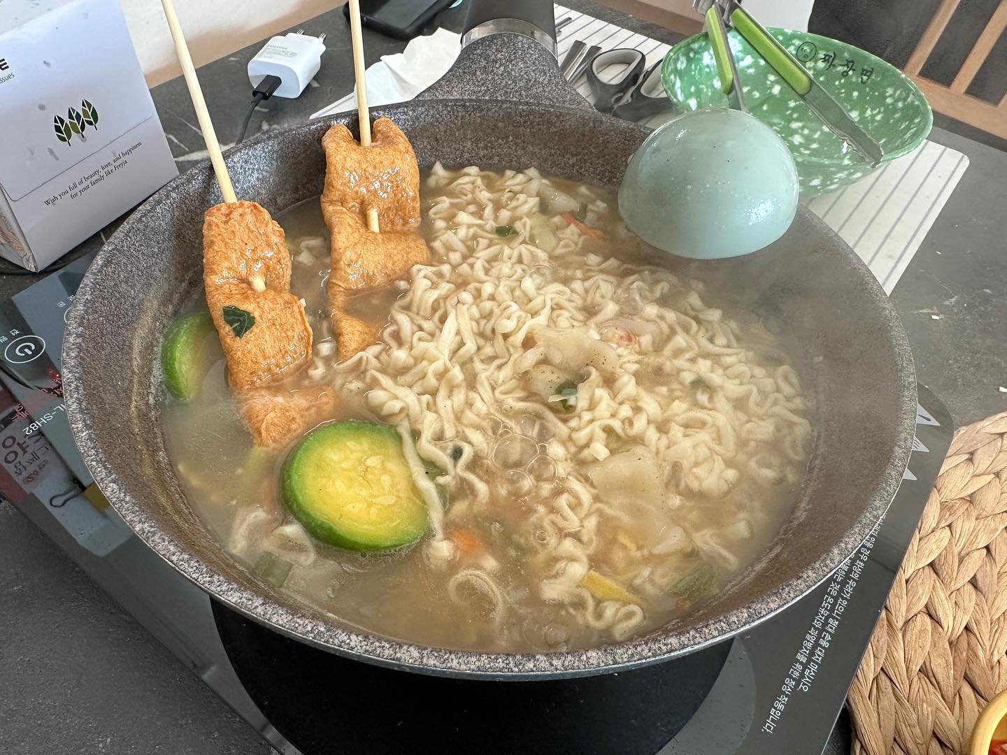🍚 이웃 언니가 만들어줬던 어묵 들어간 칼국수 라면과 커피 진짜 맛있었어요 👍 (올리는 걸 깜빡 😭) 

📌 음식 사진이 결식아동에게 기부가 됩니다. 
#행복두끼챌린지 #행복얼라이언스 #도전기부왕6기 happyalliance_official