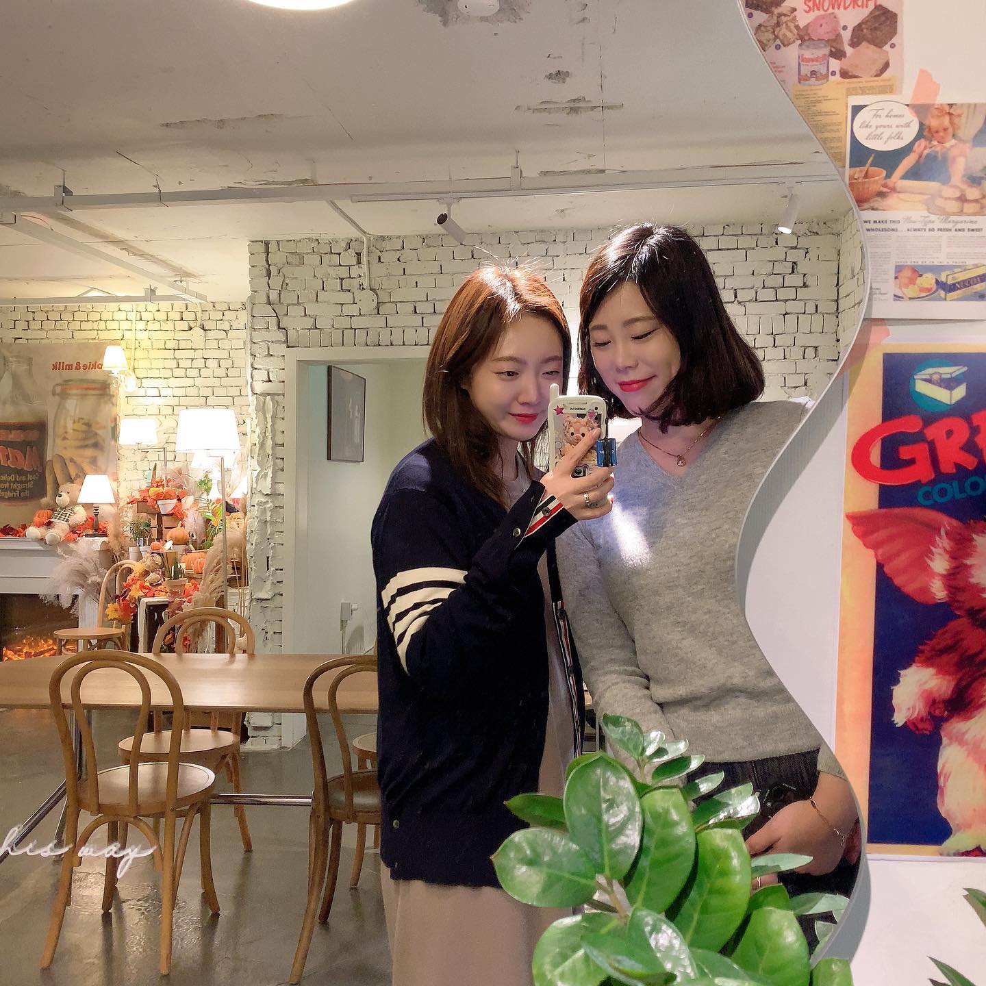 어릴적부터 같은 동네에 살아 가족끼리도 친하고, 성도 같아 늘 내 첫째 동생이라고 소개했던 애기가 시집을 간당👰🏻💐
⠀
현진아, 그 누구보다 진심으로 결혼 축하하고 항상 행복하쟈! 친정인 언니 품이 있으니까 언제든 놀러와💛 온니는 천천히 갈게💕