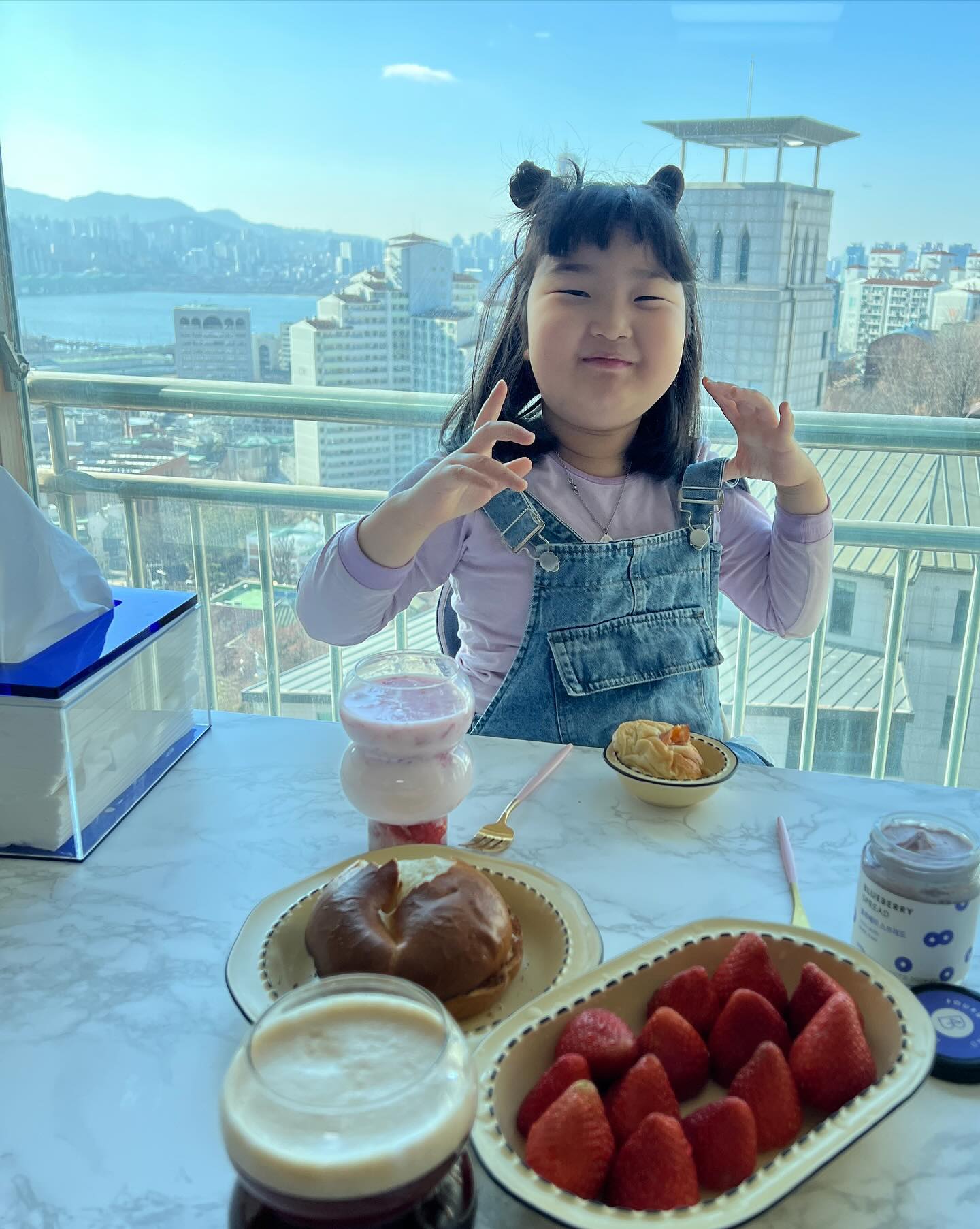 오늘은 약속 없어서 집정리 좀 해볼까했는데
고은빛 또 감기...유치원 또 안갔.......
우유먹은 딸기는 맛있...❤
#고은빛인생#아침부터딸기라떼만듦#먹는거관련만돼지런