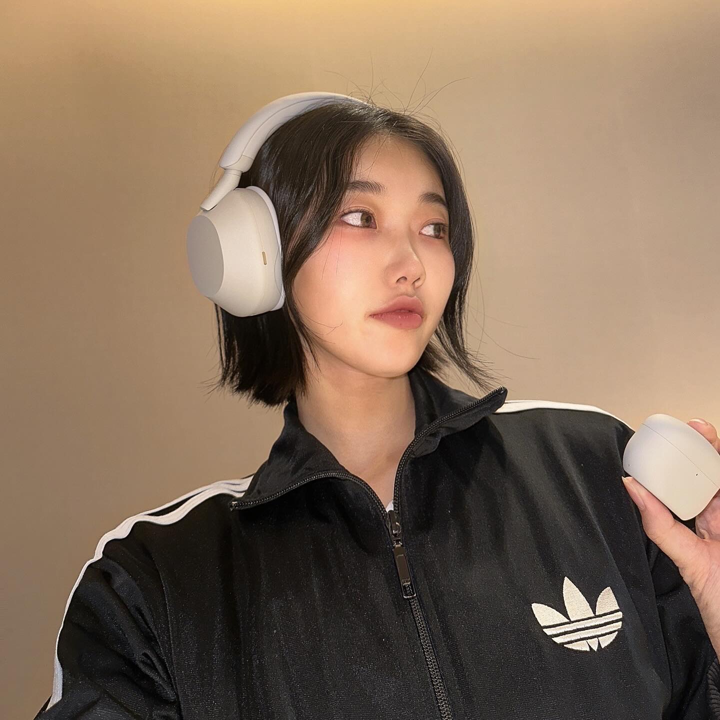 #광고 #WF1000XM5체험단

#제품제공 sonykorea 

지난번 언박싱했던 소니의 #작게진화한헤드폰 wf1000xm5에 이어서
오늘은 헤드폰과 이어폰 중 고민 하실 분들을 위해서 각각의 장점을 가져와 보았어요!!

🎧WH1000XM5(헤드폰)

✔️추워지는 날씨에 1등 패션템
✔️ 고성능 노이즈 캔슬링
✔️음악에 집중할 수 있는 몰입감을 준당

🎵WF1000XM5(이어폰)

✔️헤드폰을 담은 듯한 노이즈캔슬링
✔️주머니에 쏙 둘어오는 뛰어난 휴대성
✔️동적인 운동을 할때도 안성맞춤
✔️때와 장소를 가리지 않고 사용 가능!

각각의 장점에 맞추어 본인의 상황에 따라 선택해보세요!!

#몰입의즐거움 #WF1000XM5 #WH1000XM5 #sony
#노이즈캔슬링이어폰 #헤드폰 #소니헤드폰 #좋아요반사 #좋아요테러 #서포터즈 #일상스타그램 #제품후기 #selfie #셀피 #selca #캠핑맞팔 #맞팔해요 #인친해요 #아디다스져지 #헤드폰코디 #소니노이즈캔슬링 #블루투스이어폰추천 #블루투스이어폰🎧 #fyp #패션맞팔 #좋아요테러범