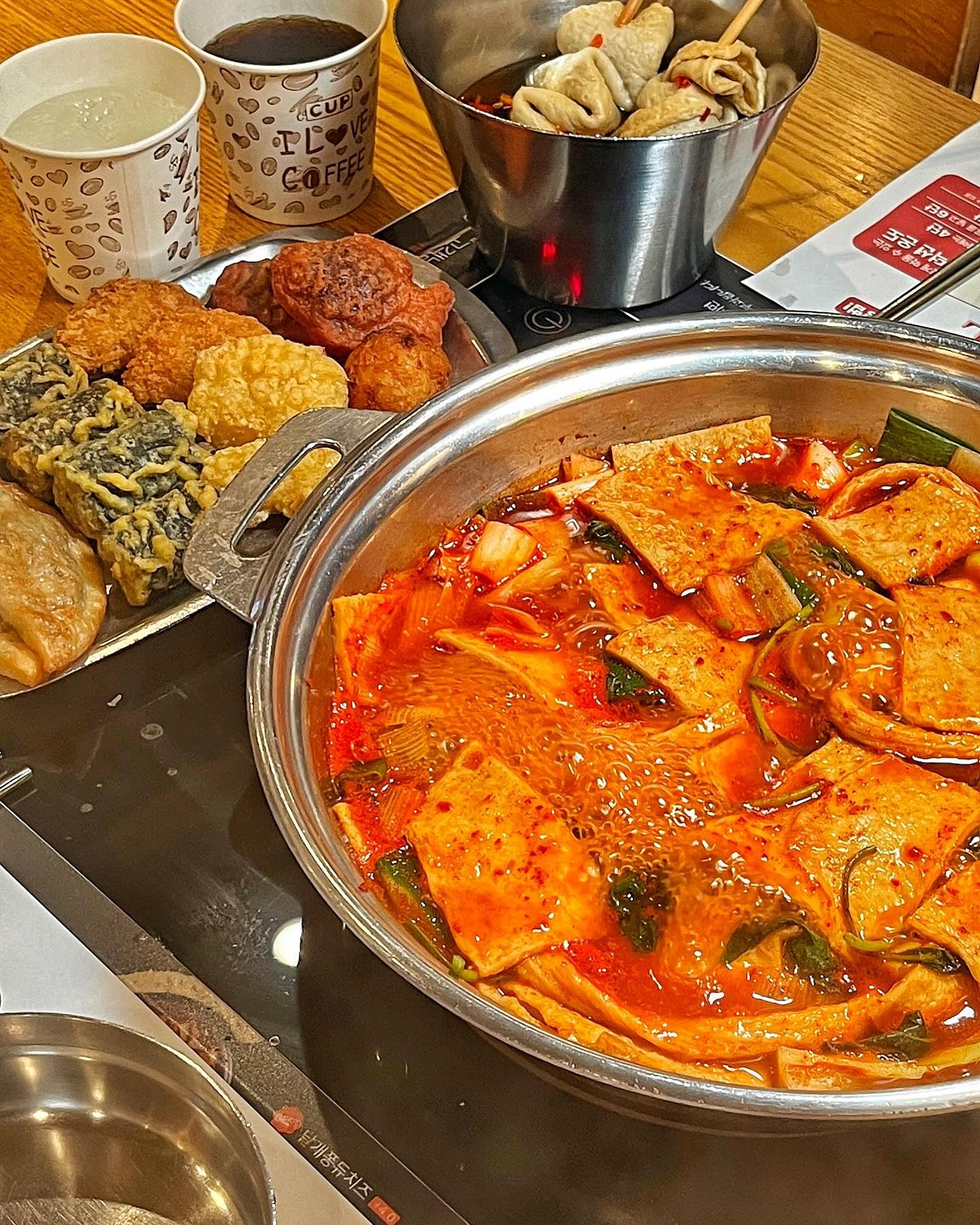 #협찬 
ㅡ
두끼 윈터 셀렉션 소식에 재빠르게 방문🏃‍♀️💨
장지역 근처 📍NC가든파이브점으로 다녀왔어요 :)

🧾 D.I.Y 두끼라면
어묵꼬치 치즈떡라면, 스모크 돈코츠라멘
매운 야채 듬뿍 부대찌개라면, 마라라면
🧾 붕타츄
붕어빵, 타코야끼, 츄러스

바삭바삭한 각종 튀김과 매콤달콤 떡볶이와 볶음밥까지
제대로 뿌셔주고 두끼가 추천하는 조합으로 
돈코츠라멘 만들어서 호로록 - 🍜

아이스크림에 붕어빵과 츄러스 올려 함께 먹으니
더 맛있더라구요🤧💛
10,900원의 행복 .. 두끼는 진짜 사랑입니다🫶
ㅡ
#두끼 #두끼신상DIY라면 #두끼윈터간식 #두끼라면 #두끼라멘 #두끼윈터셀렉션 #겨울간식 #윈터간식
